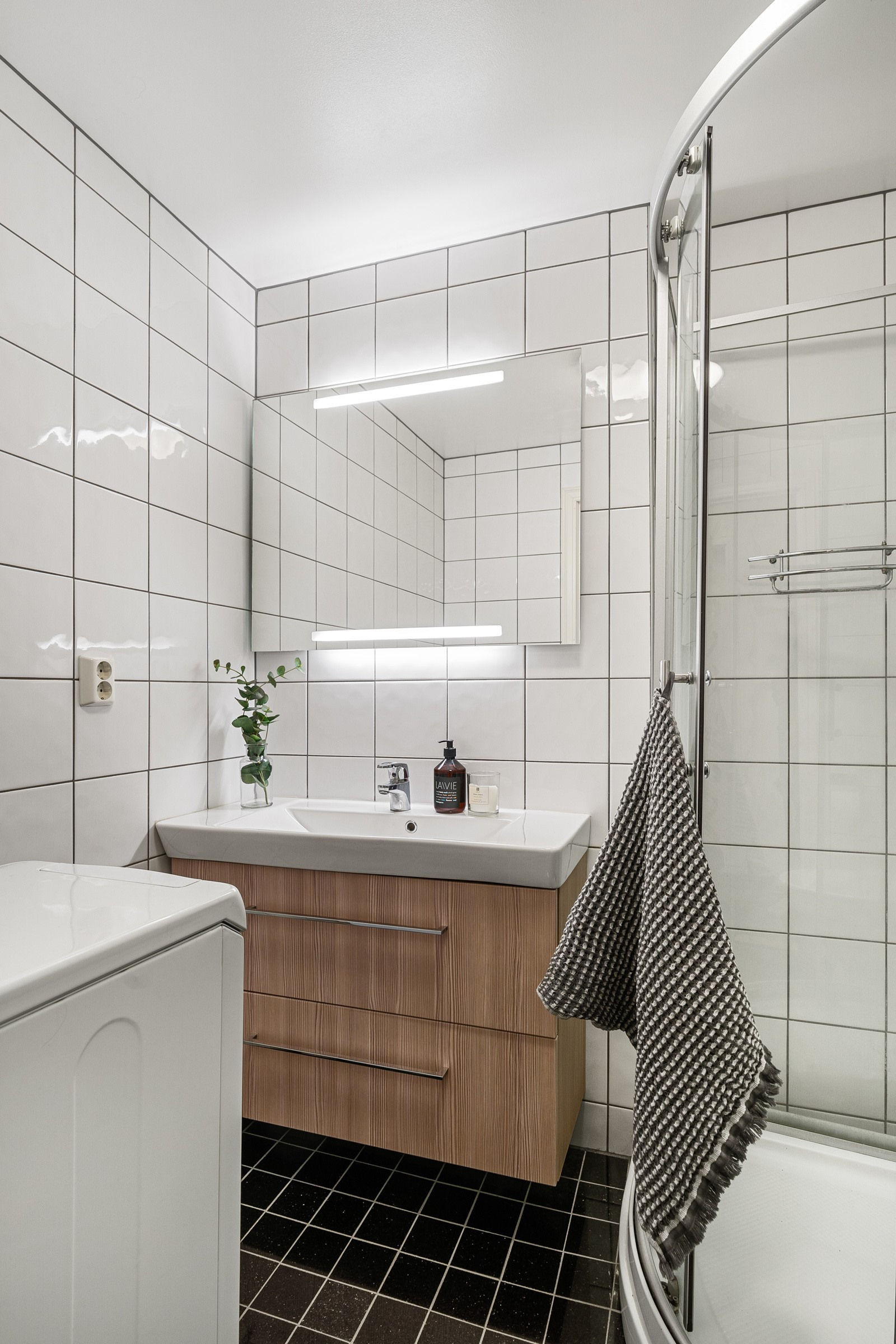 Flislagt bad med gulvvarme og plass til vask/tørk.