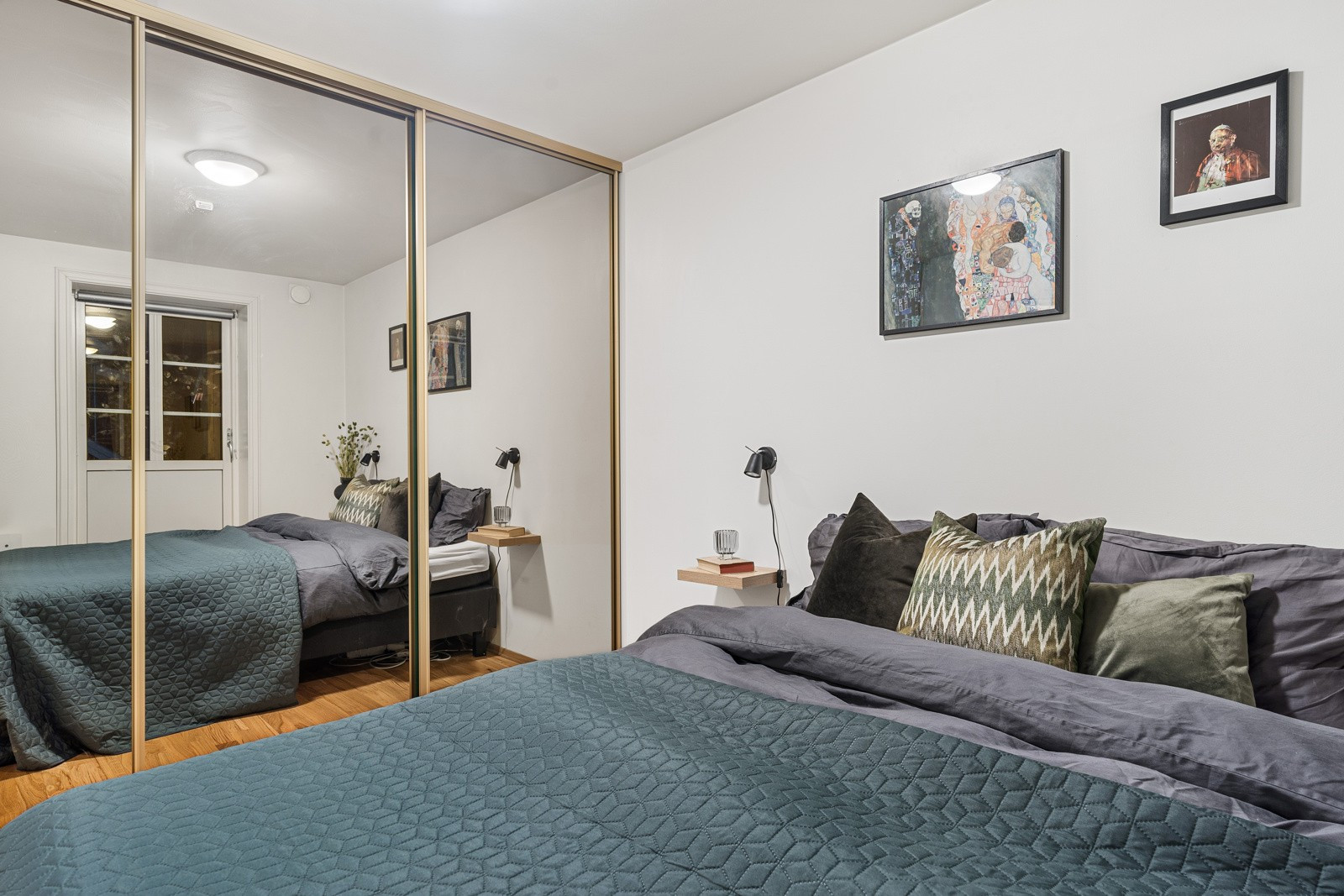 Skyvedørsgarderobe på soverom sikrer god oppbevaringsplass!