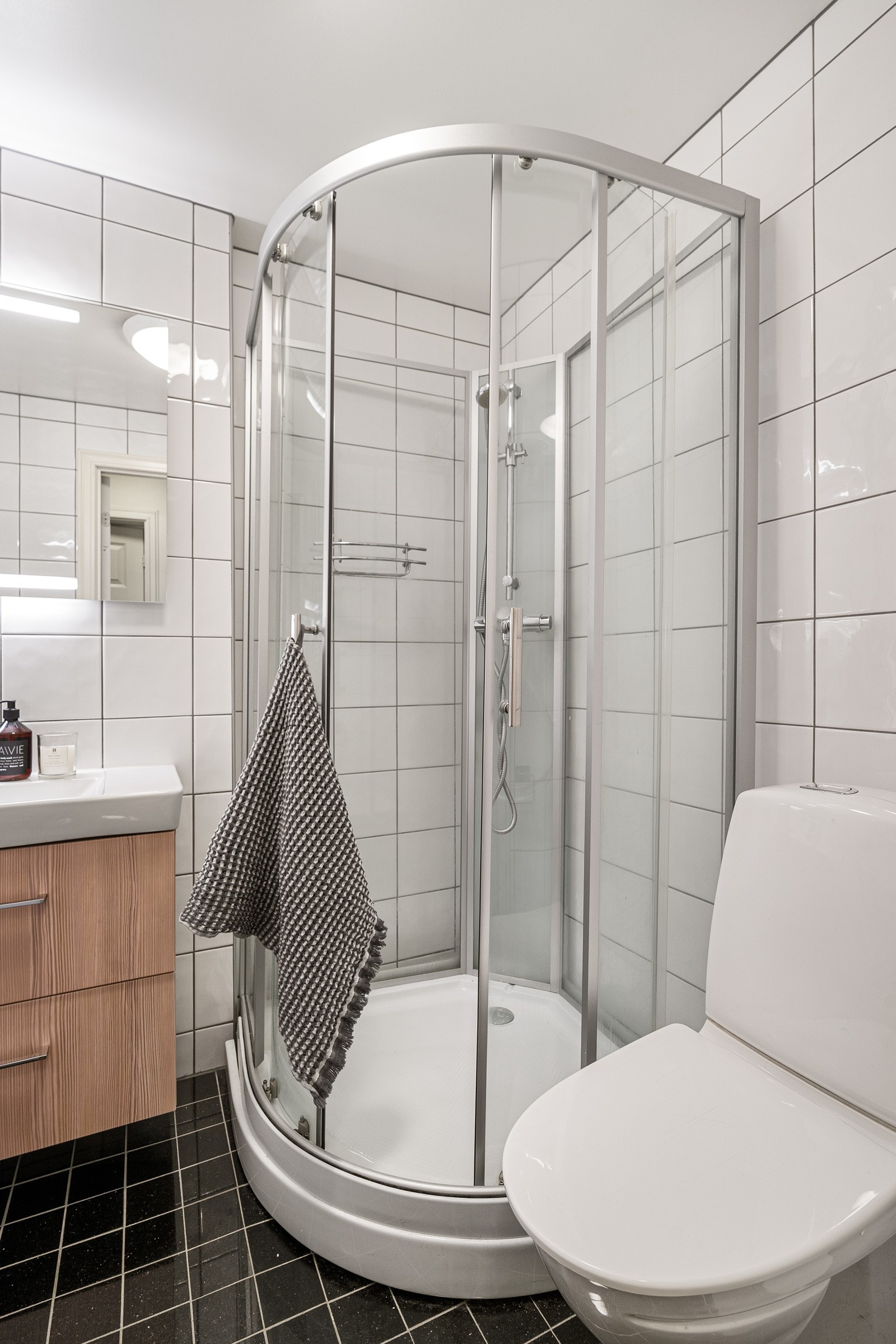 Badet er innredet med dusjkabinett.