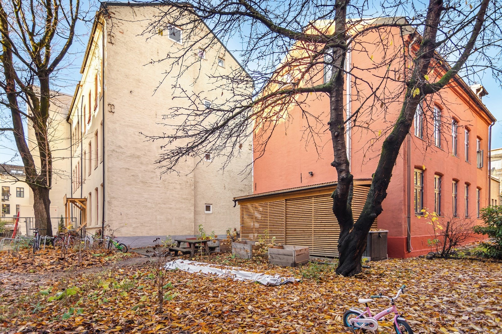 Bakgård Galleribilde