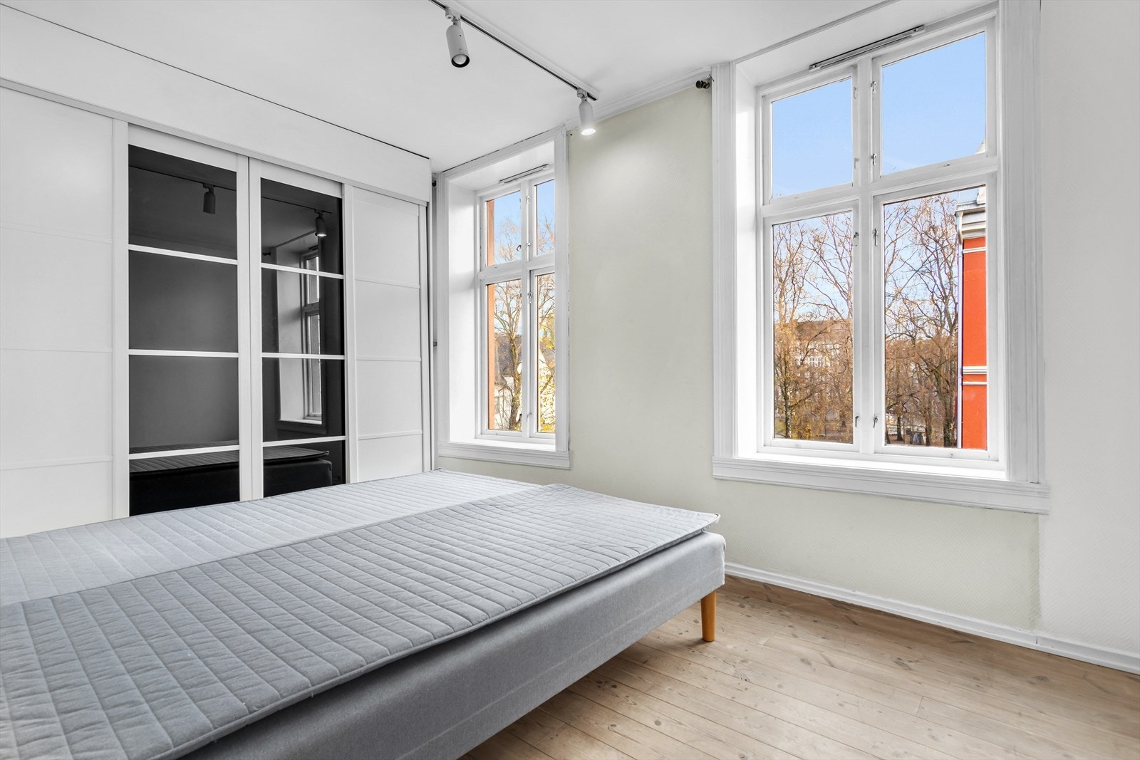 Ved å flytte kjøkkenet ut i stuen vil du få 2 meget gode soverom. Galleribilde