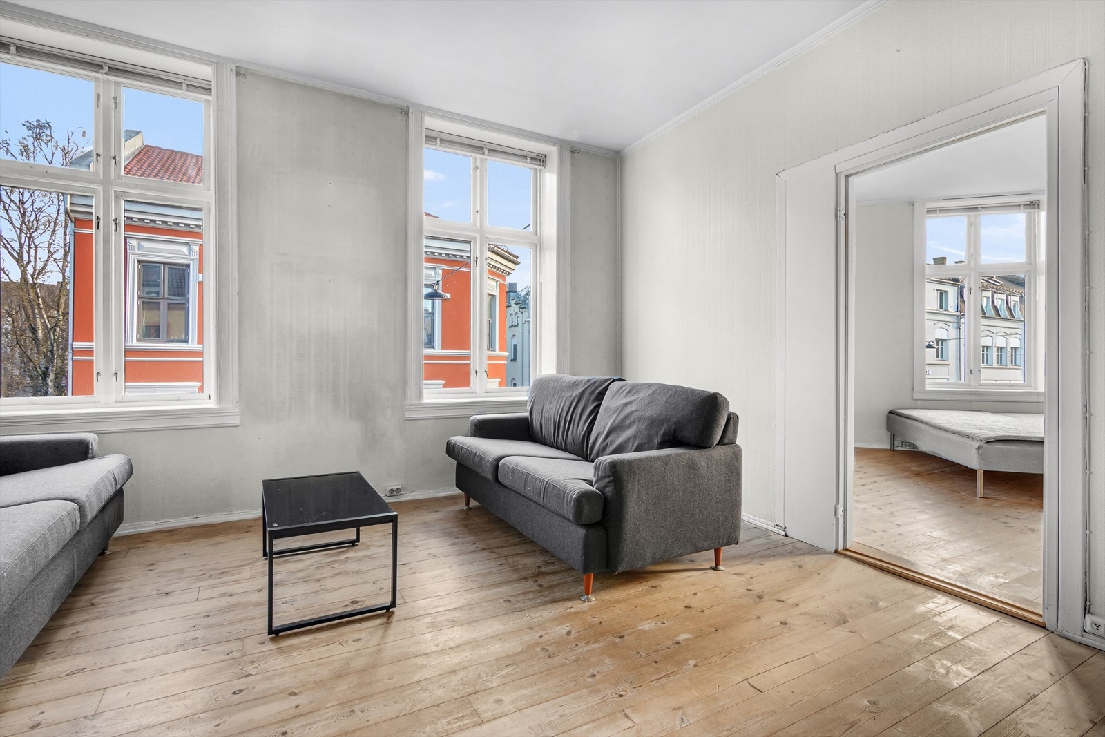 Store vinduer med mye lys Galleribilde