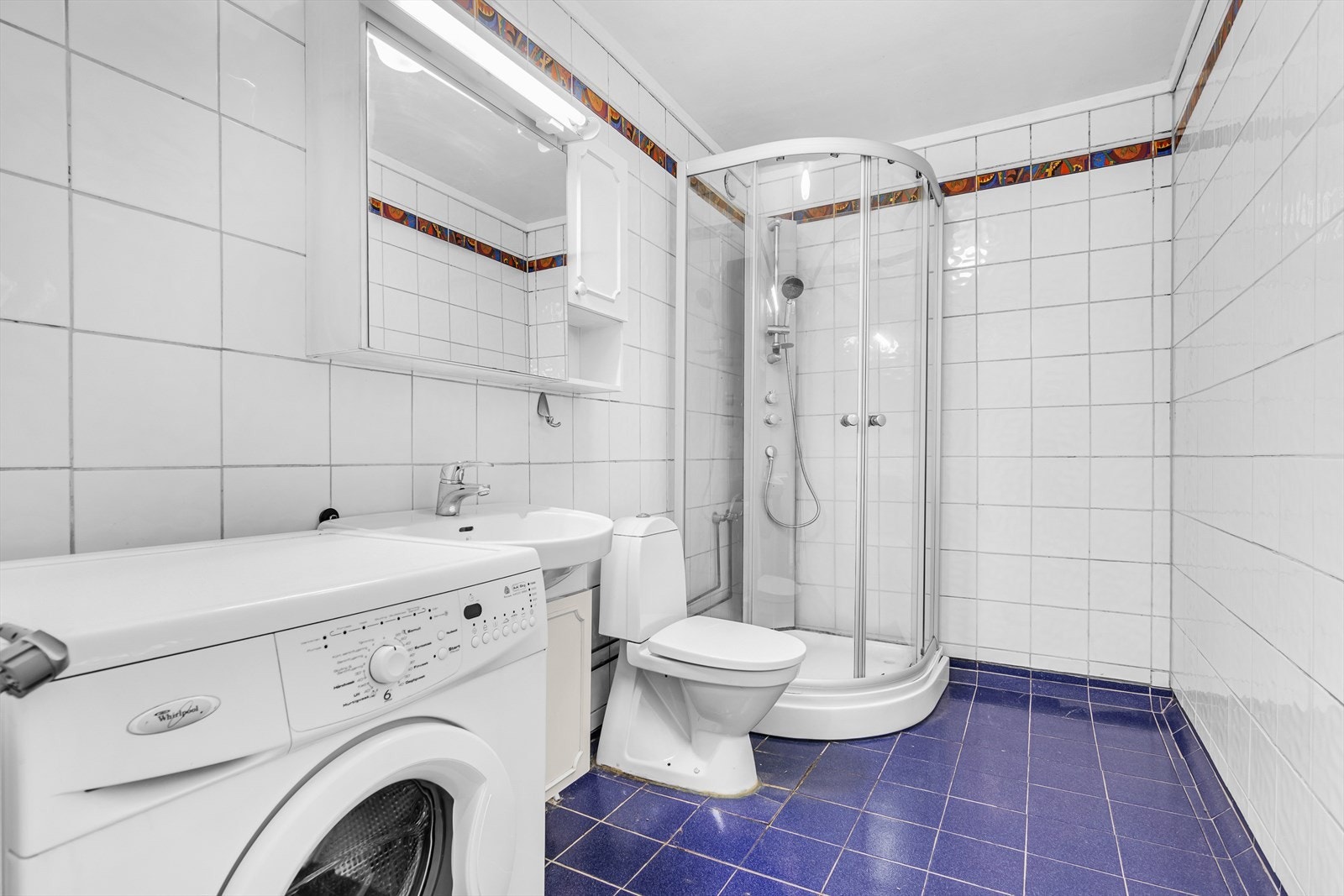 Romslig baderom med moderniseringsbehov Galleribilde