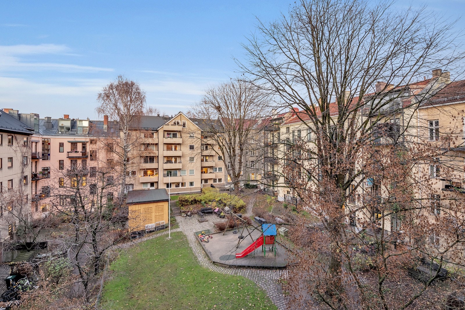 Utsikt mot bakgård. Galleribilde