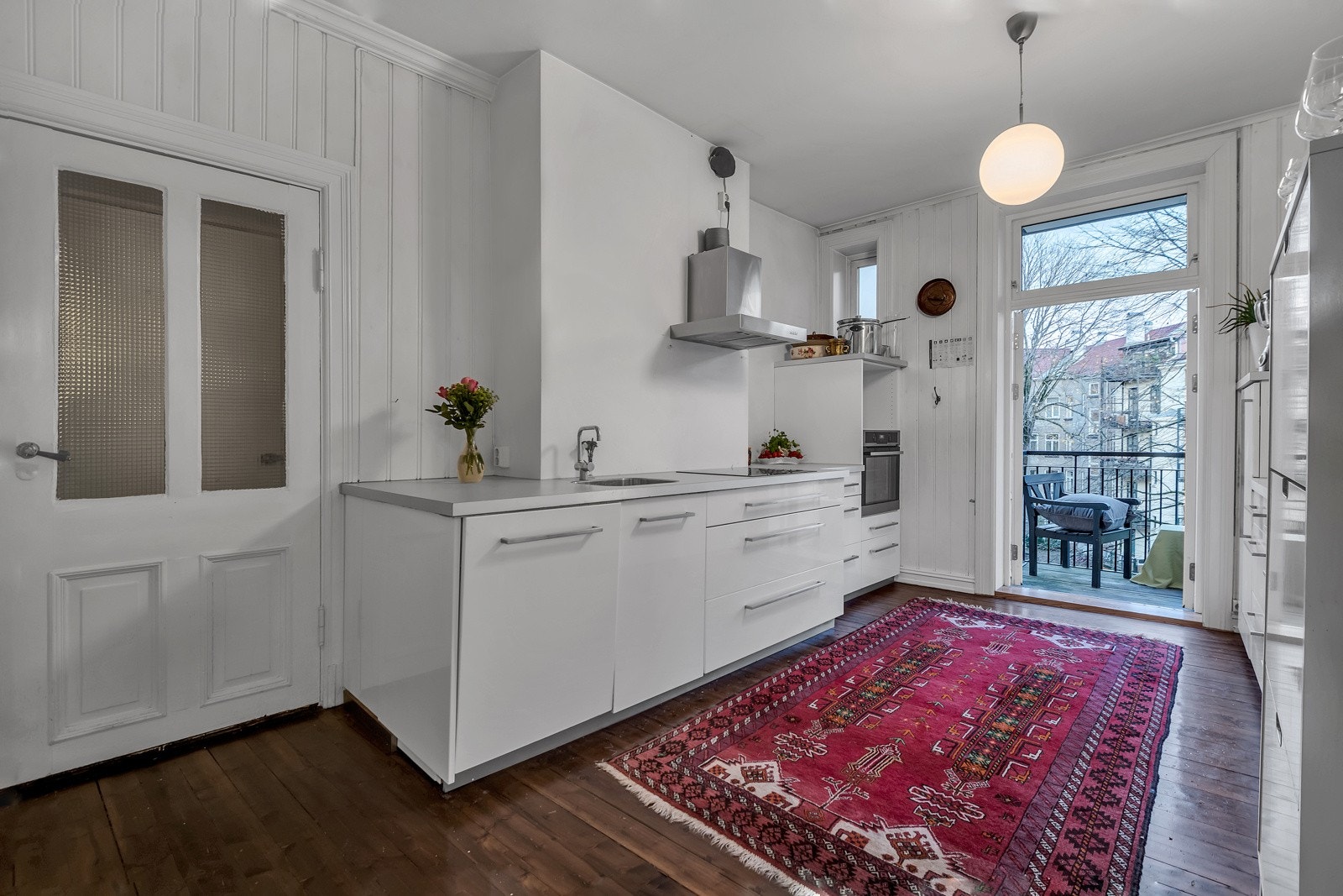 Romslig kjøkken, ca. 15 m² med utgang til balkong. Kjøkkeninnredning fra 2007 med folierte fronter og med noen åpne overskap/hyller. Underlimt kjøkkenkum i laminat benkeplate med aluminiumslist. Avtrekksvifte i stålhette med kullfilter. Galleribilde