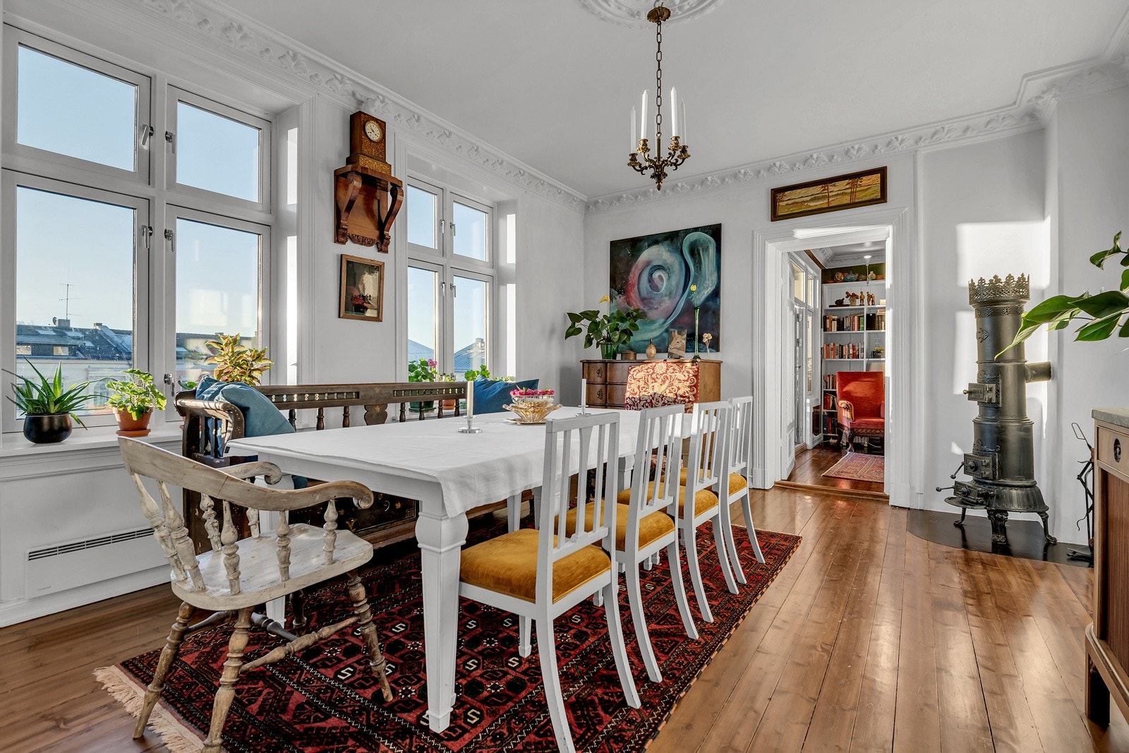 I spisestuen er det en såkalt "prinsesseovn" som kan fyres med både ved og kull. Galleribilde