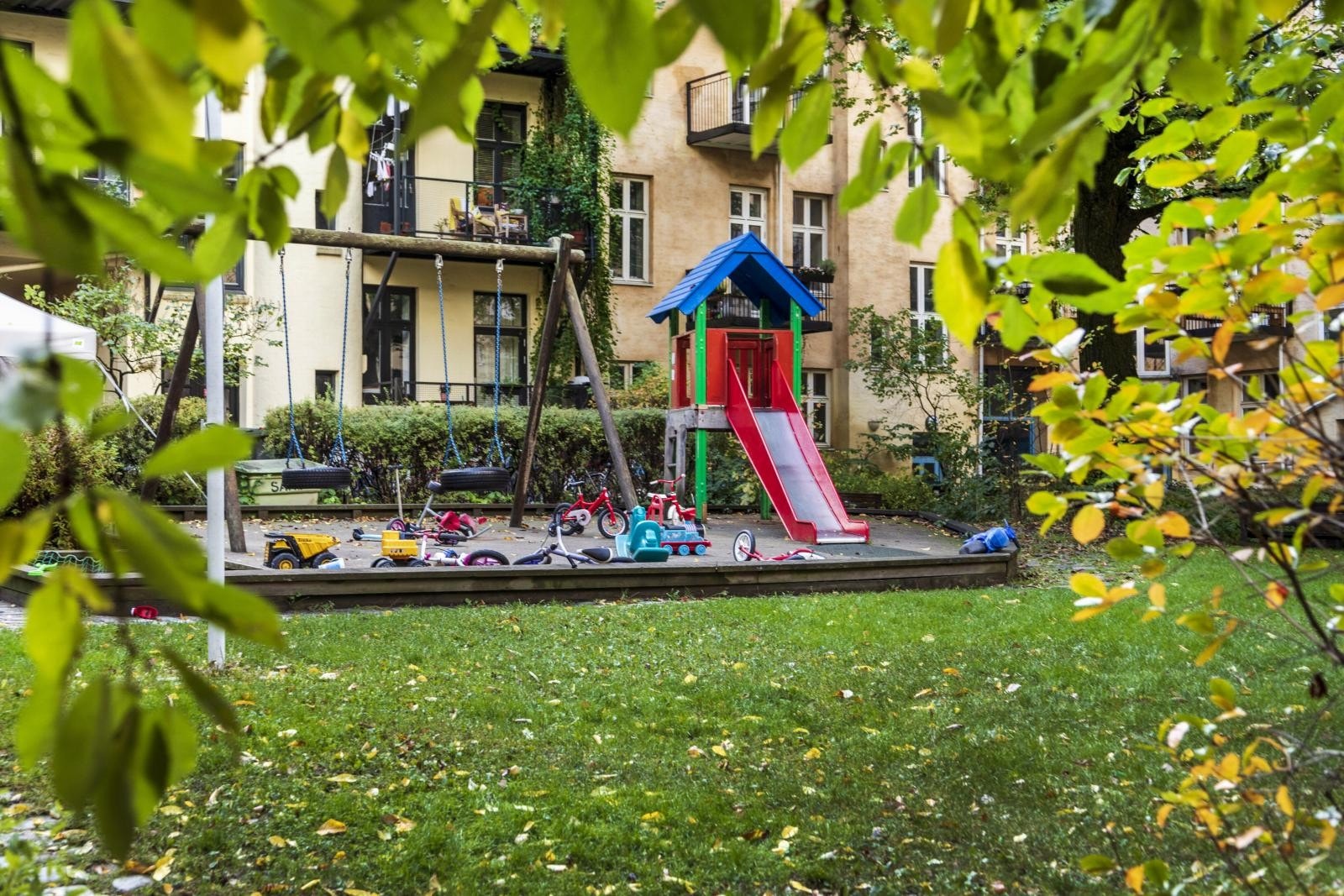 Lekeplass i bakgården. Galleribilde