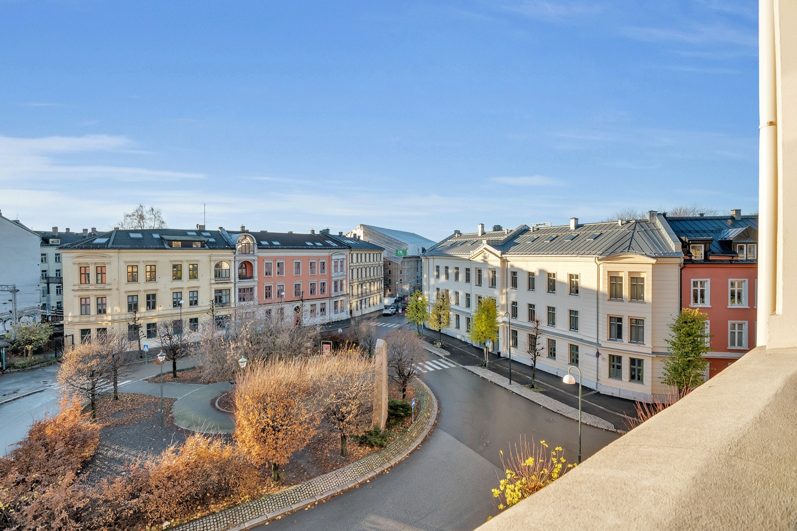 Leiligheten ligger i et attraktivt område i Gamlebyen rett ved Harald Hårdrådes plass. Harald Hardråde (1015-1066) var norsk konge og regnes som Oslos grunnlegger. Galleribilde