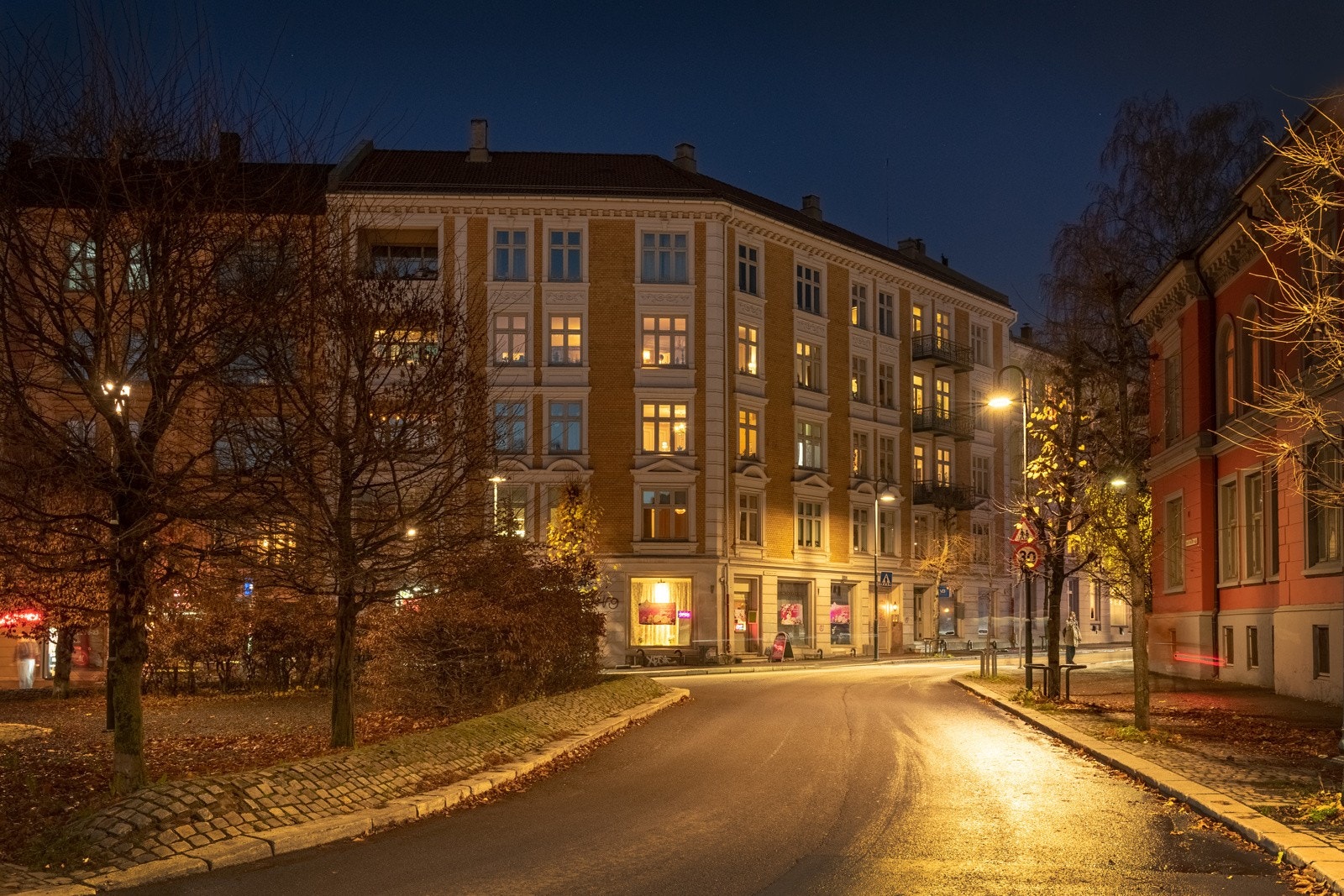 Fasade kveld Galleribilde