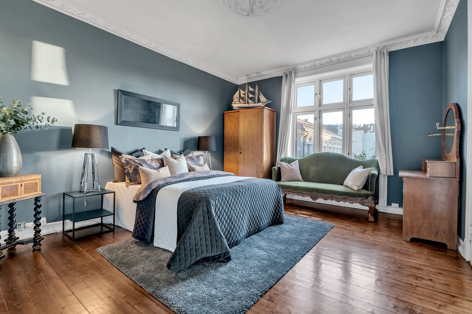 Soverom 2, ca. 16 m² ligger i motsatt ende og er hovedsoverom. Galleribilde