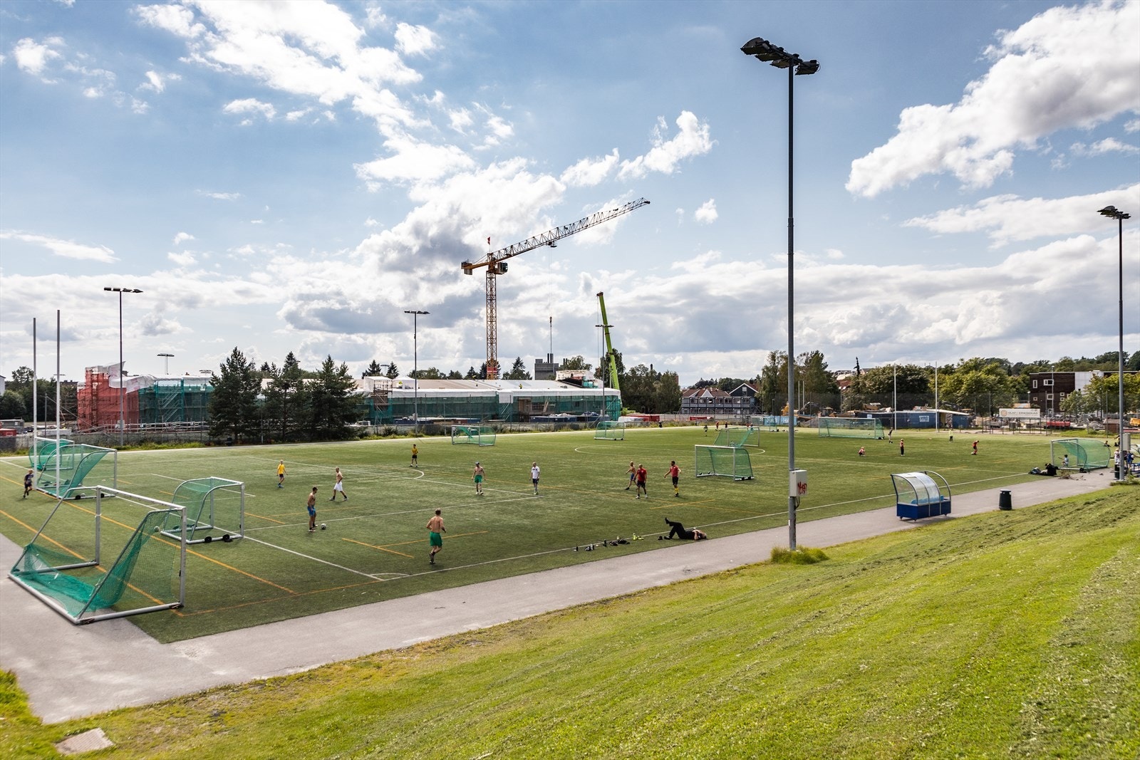 Voldsløkka rett på utsiden av døren er et aktivt friluftsområde med både fotball, sandvolleyball, isbane, lekeplasser m.m Galleribilde