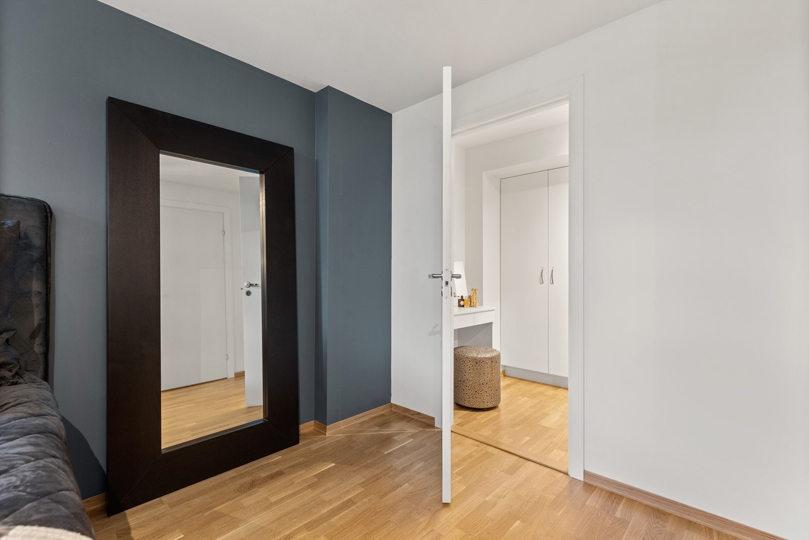 Inngang til omkledningsrom via hovedsoverom Galleribilde