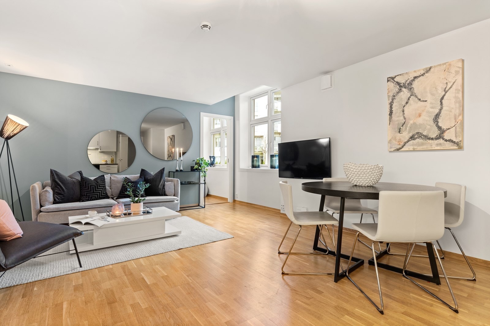 Her er det god plass til både sofagruppe og spisebord Galleribilde
