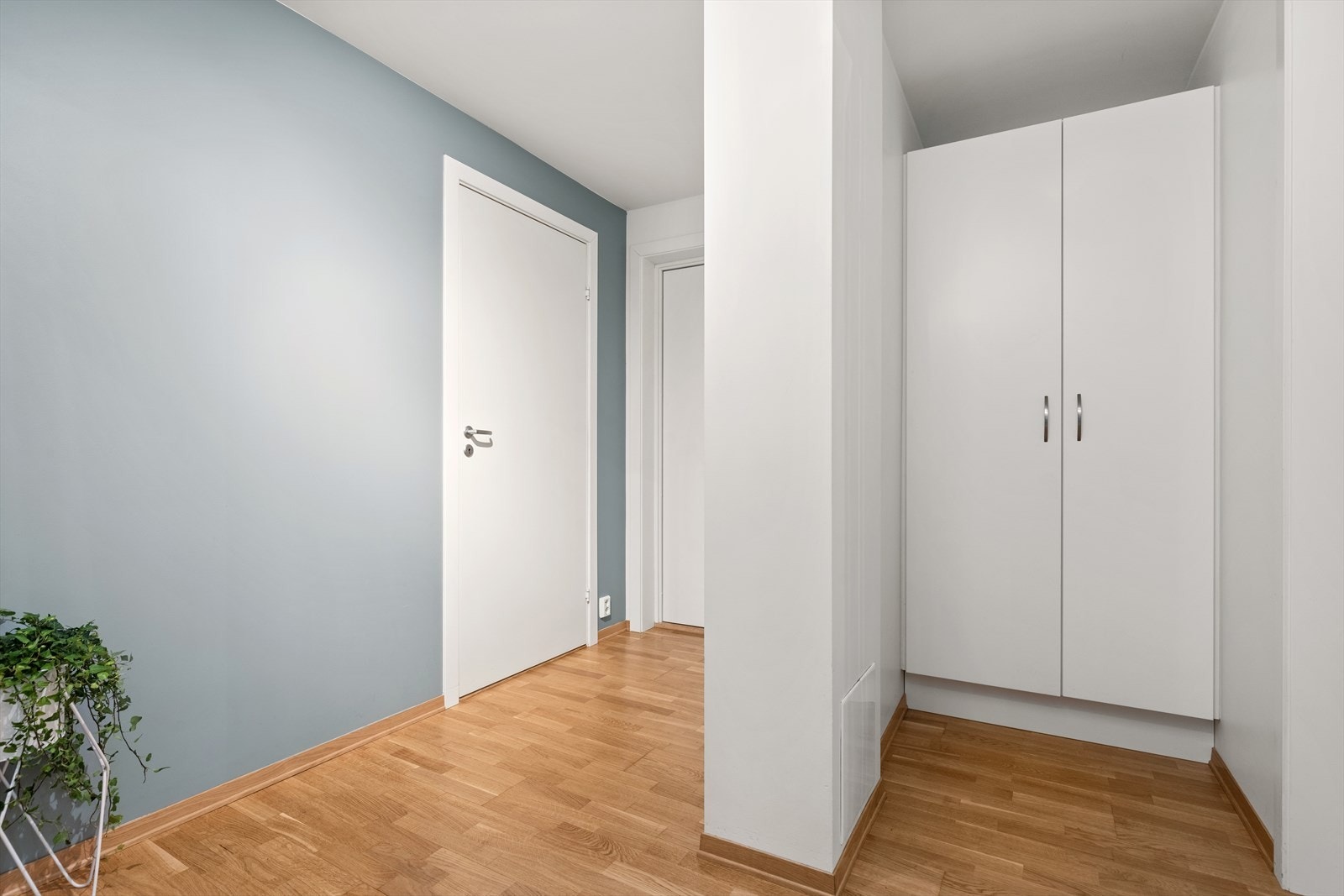 I entré er det også garderobe. Leiligheten har i tillegg en stor ekstern bod som ligger vegg i vegg med badet. Galleribilde