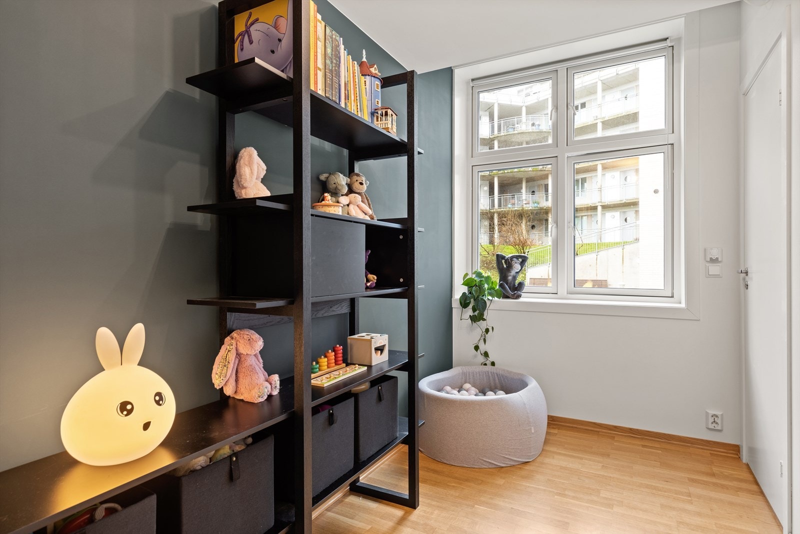 Hele leiligheten vender ut mot avskjermet og rolig bakgård. Galleribilde