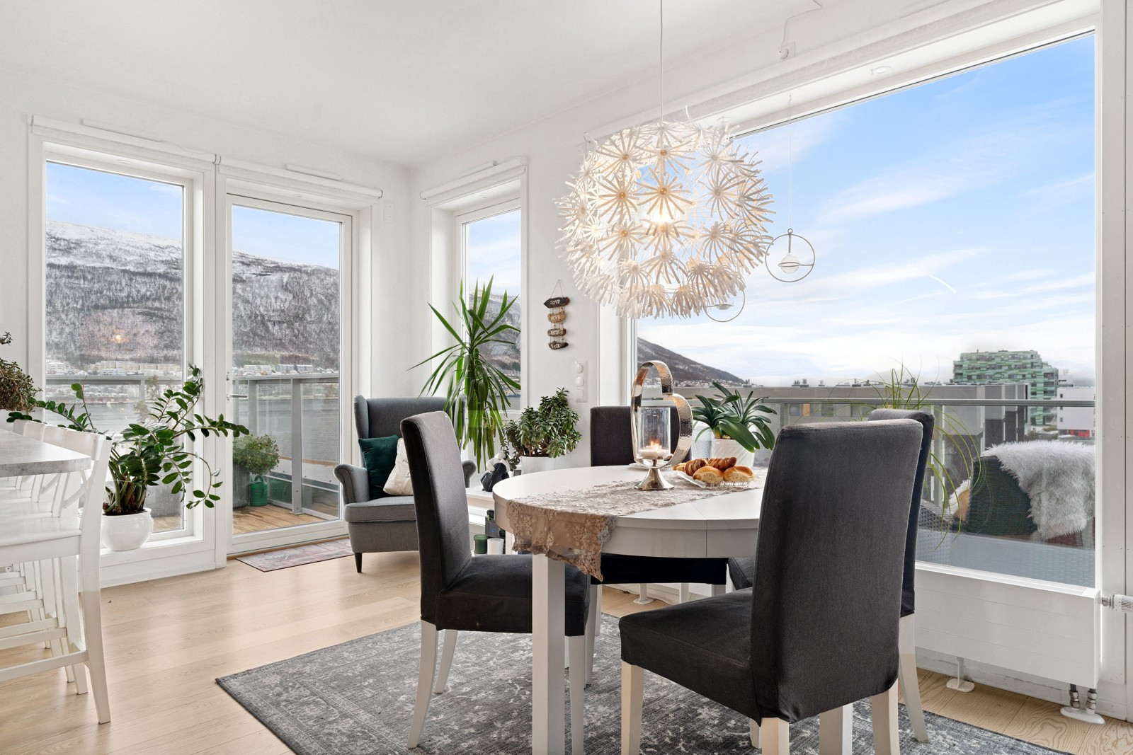 I leiligheten er det gode vindusflater rom sikrer rikelig med innslipp av naturlig lys.