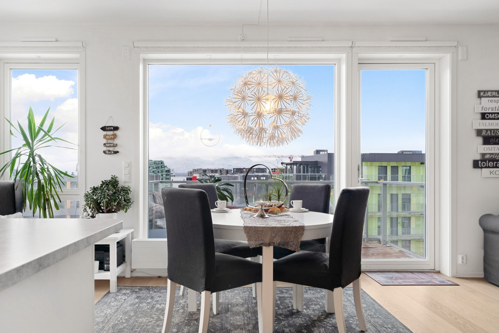 Ved kjøkkenet er det god plass til spisebord.
