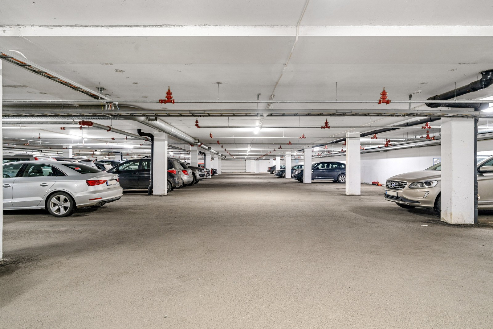 Garasjeplass i felles parkeringsanlegg.