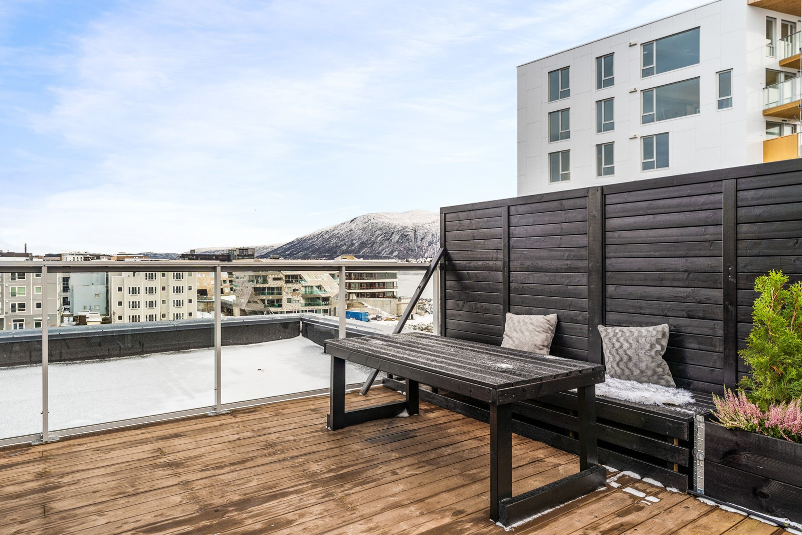Fra stuen er det utgang til takterrasse på hele 48 kvm.