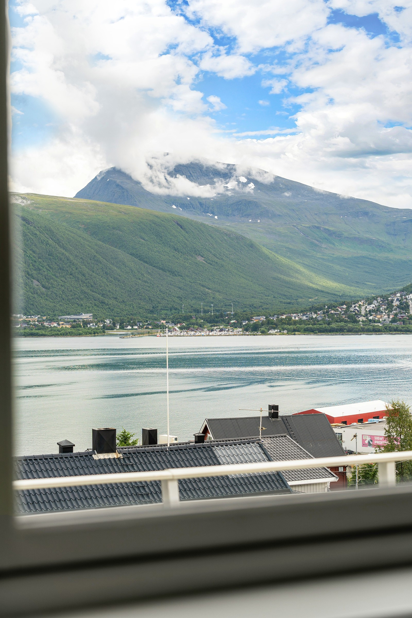 Fra leiligheten har du fri utsikt over mot Tromsdalstinden.