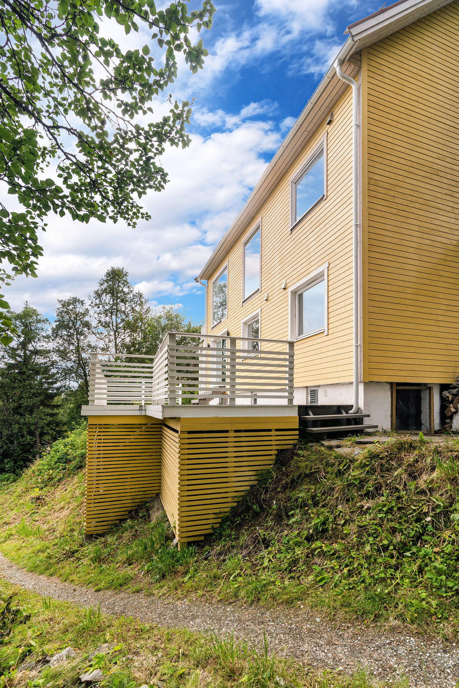 Området rundt boligen er felles mellom de to seksjonene, dette gjelder også garasjen.