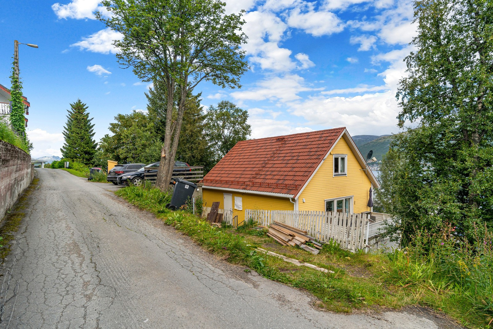 Utendørs biloppstillingsplass.
