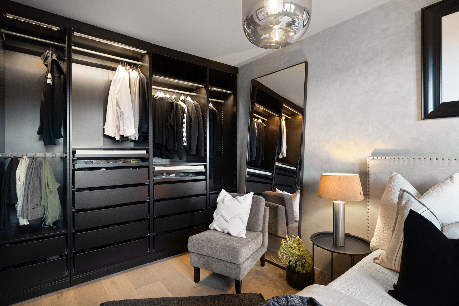 Funksjonell og romslig klesoppbevaring i stilfullt design. Galleribilde