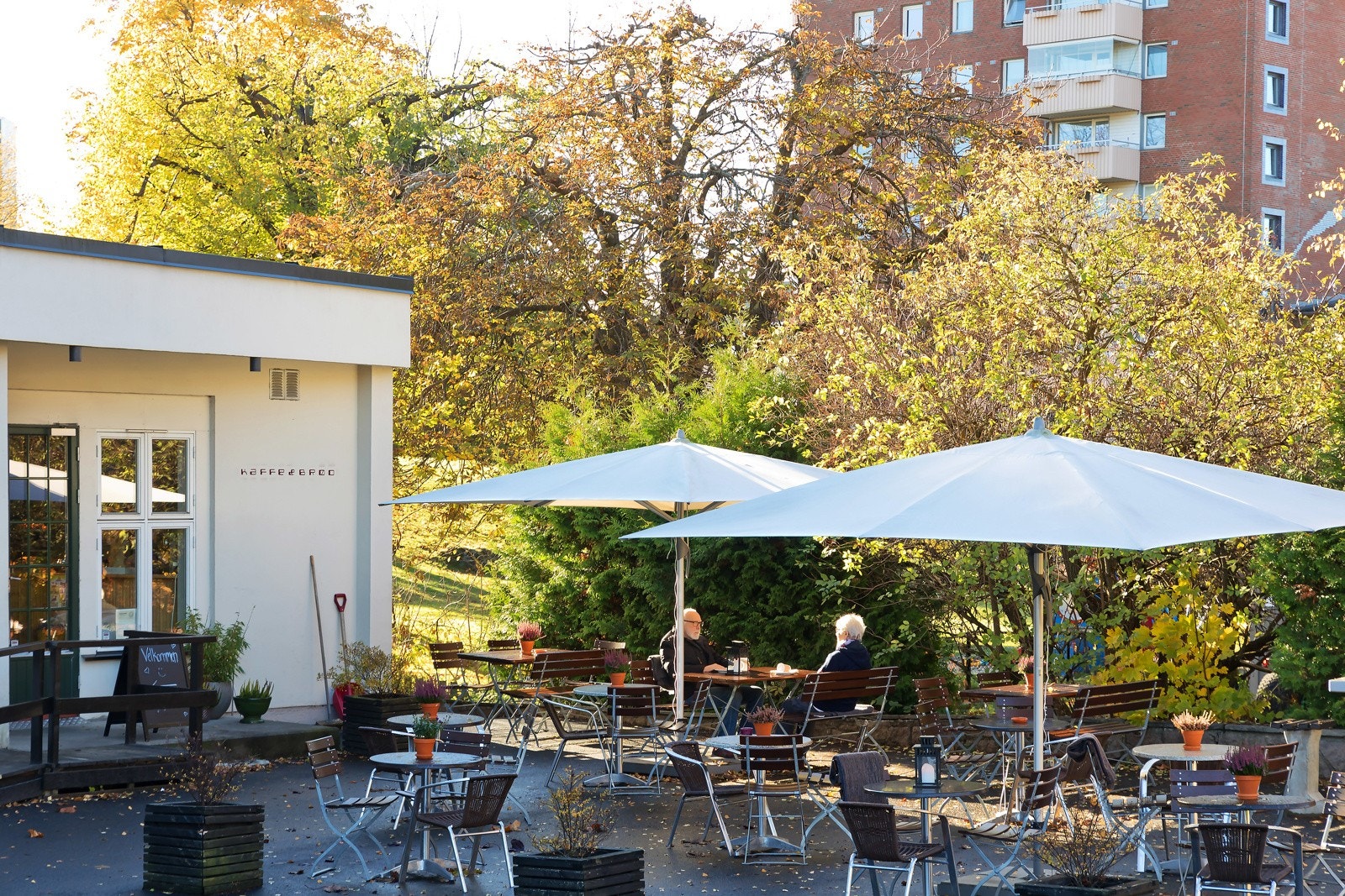 Midt i boligstrøket finnes også egen, koselig kafé; nemlig Kaffe & Brød. Galleribilde
