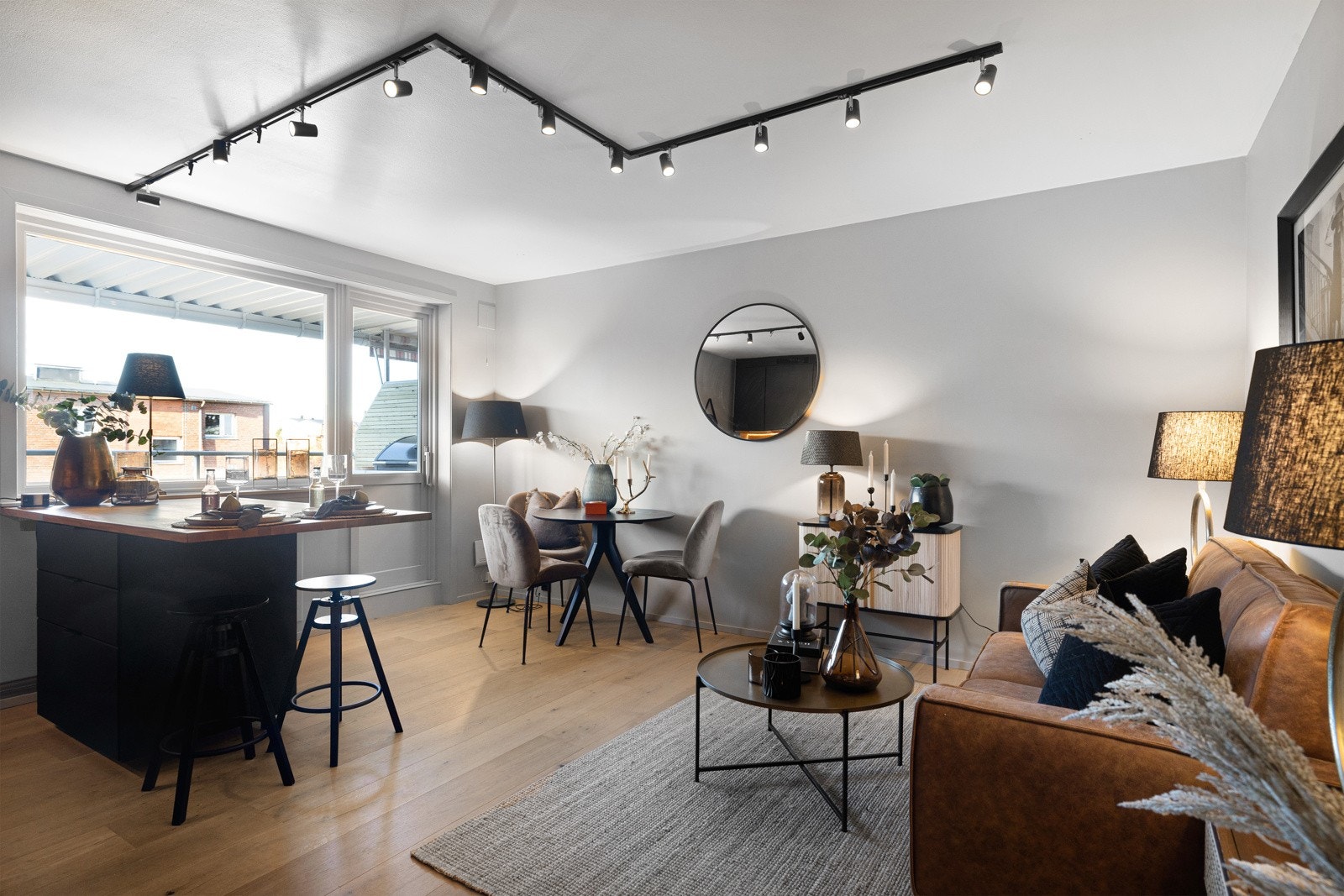Store vindusflater sørger for et åpent hjem hvor dagslyset får boltre seg like mye innvendig som utvendig. Galleribilde