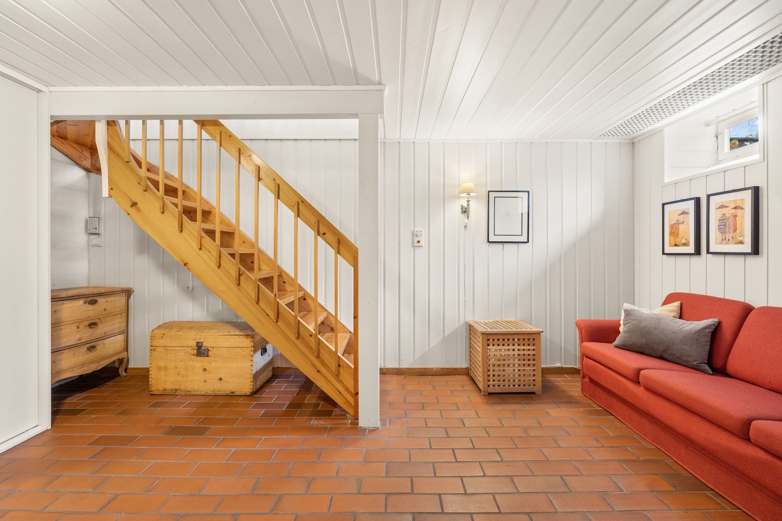 Kjellerstuen og det som er innredet som soverom i underetasjen tilfredsstiller ikke dagens krav til rom for varig opphold. Galleribilde