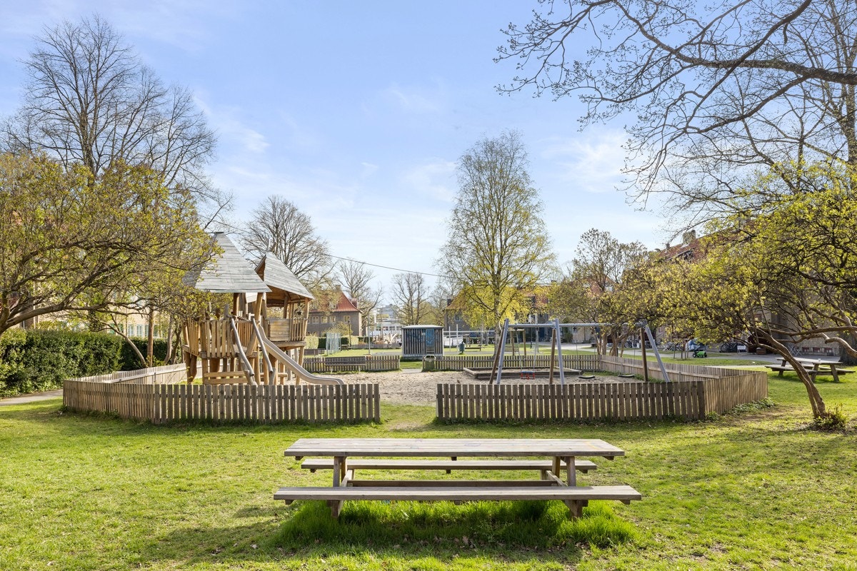 Store felles grøntarealer med tilbud for alle aldersgrupper: sandkasser, dumphusker, trampoliner, husker og lekeapparater for de minste. Fotball- og basketballbane for de eldre og treningsapparater for voksne. Galleribilde