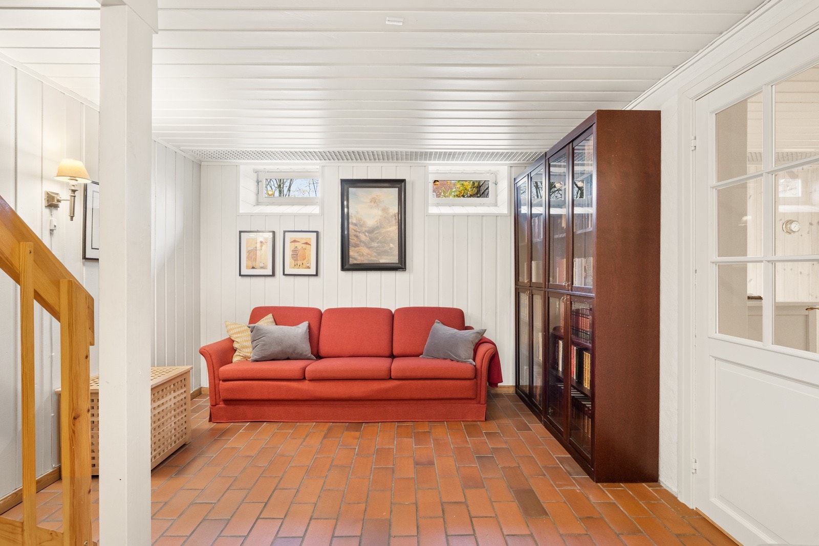 Underetasjen er malt i en lys fargepalett som gjør det enkelt å innrede. Galleribilde