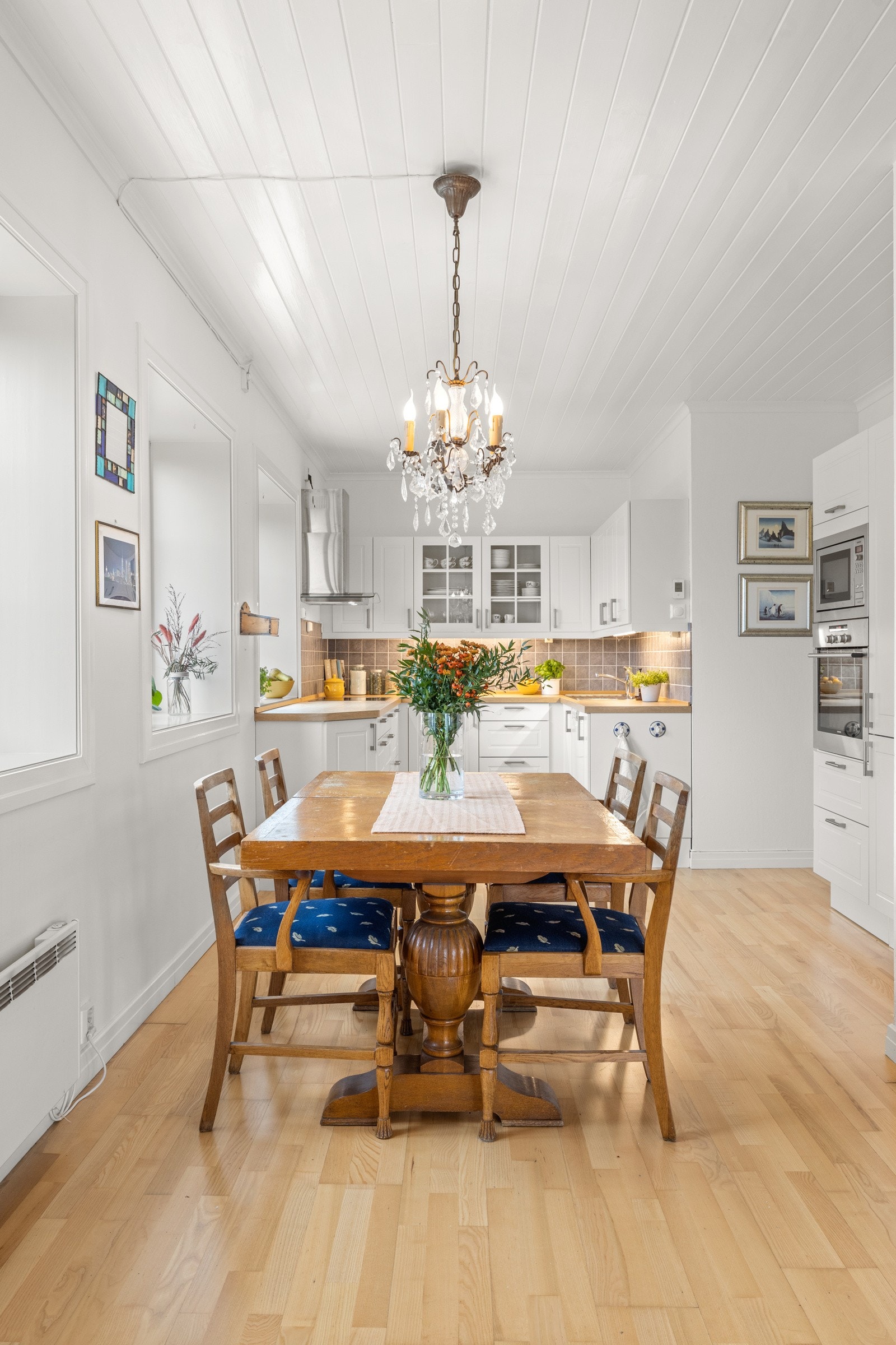 Med plass til et stort spisebord på kjøkkenet blir dette boligens samlingspunkt. Galleribilde