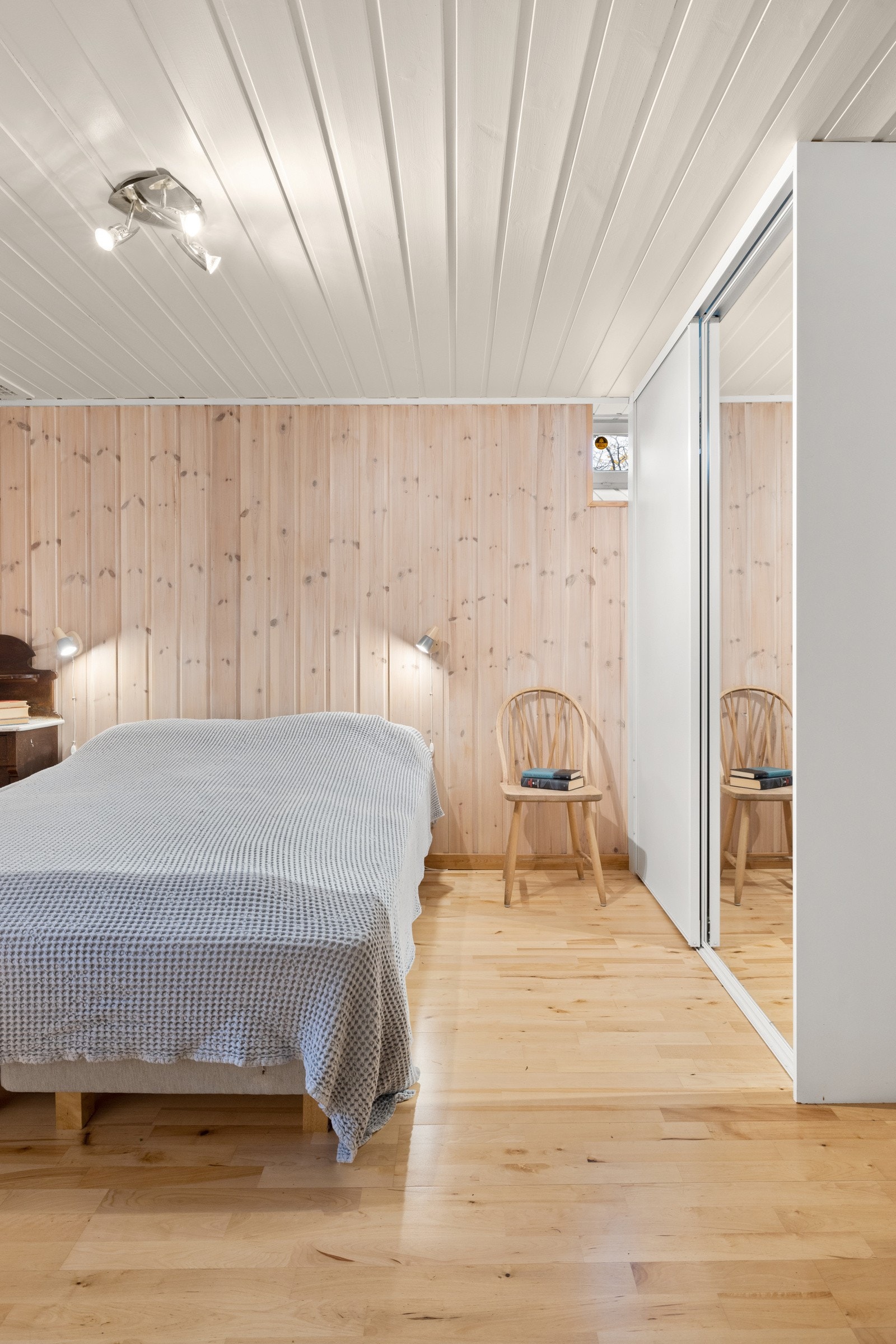 Hovedrom i underetasjen innredet med dobbeltseng og skap for oppbevaring av klær og sko. Galleribilde