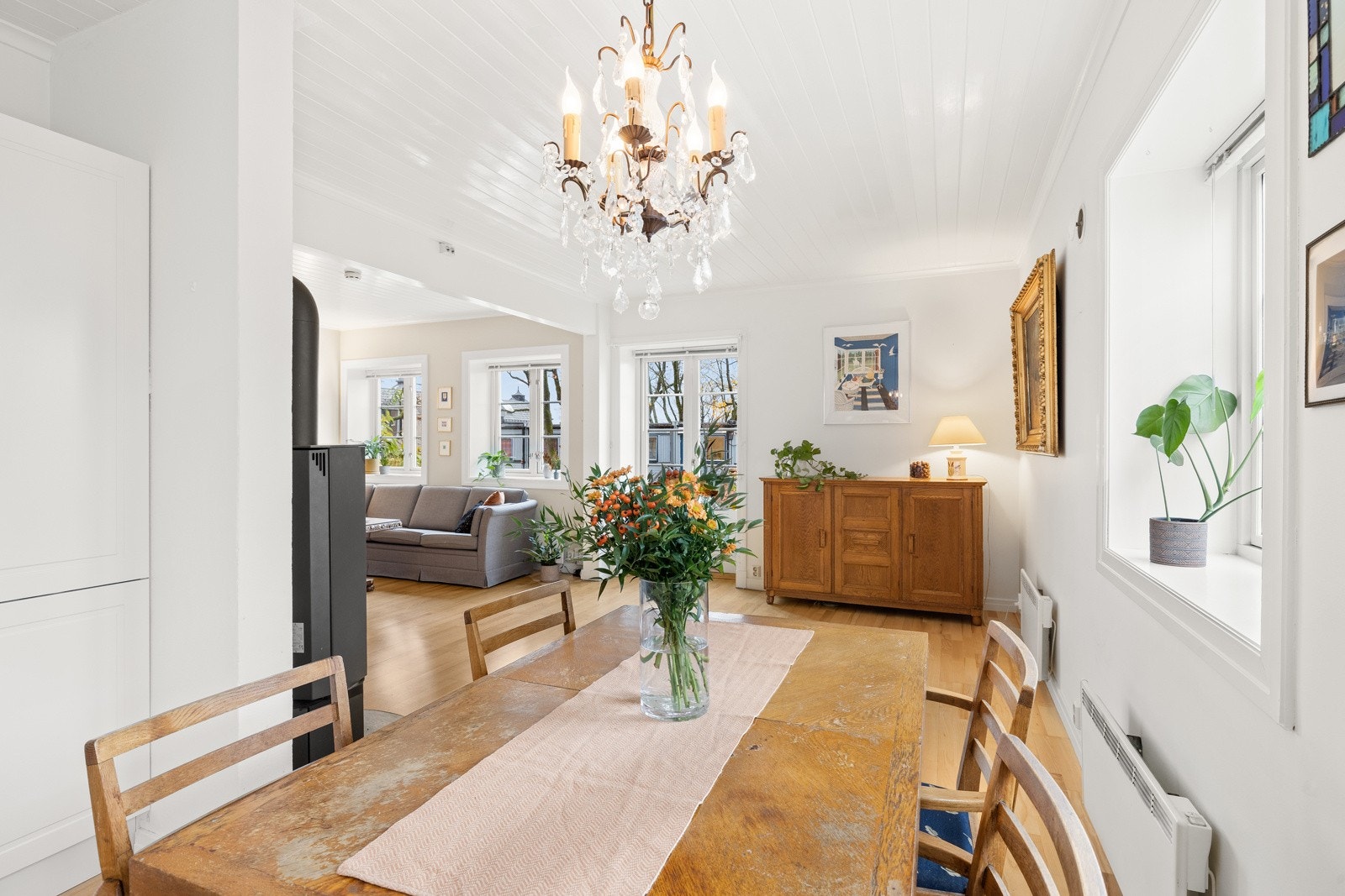 Den åpne løsningen gjør det enkelt å underholde gjestene mens maten tilberedes. Galleribilde