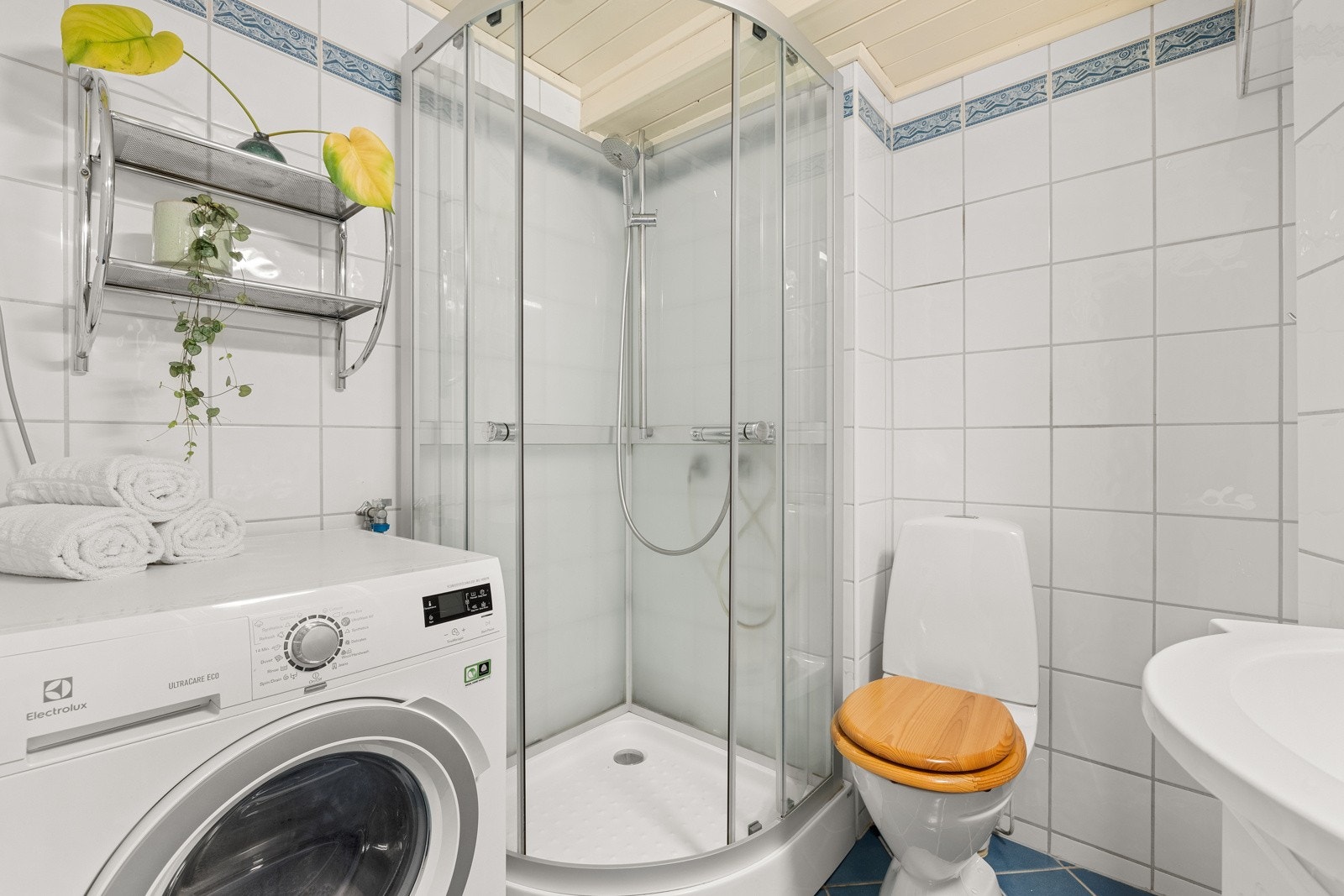 Det er opplegg for vaskemaskin på badet. Galleribilde