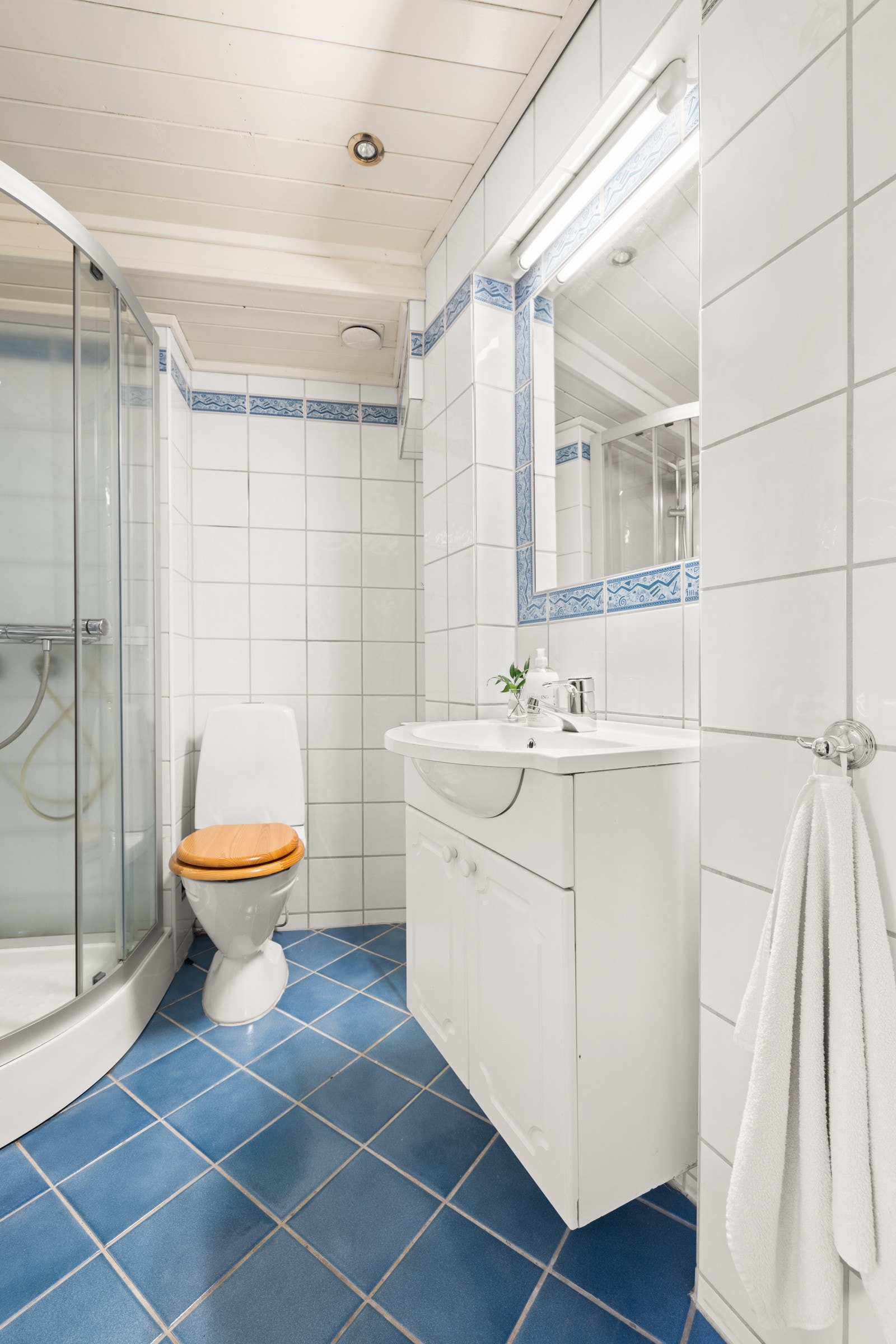 Flislagt baderom med varmekabler i gulv. Galleribilde