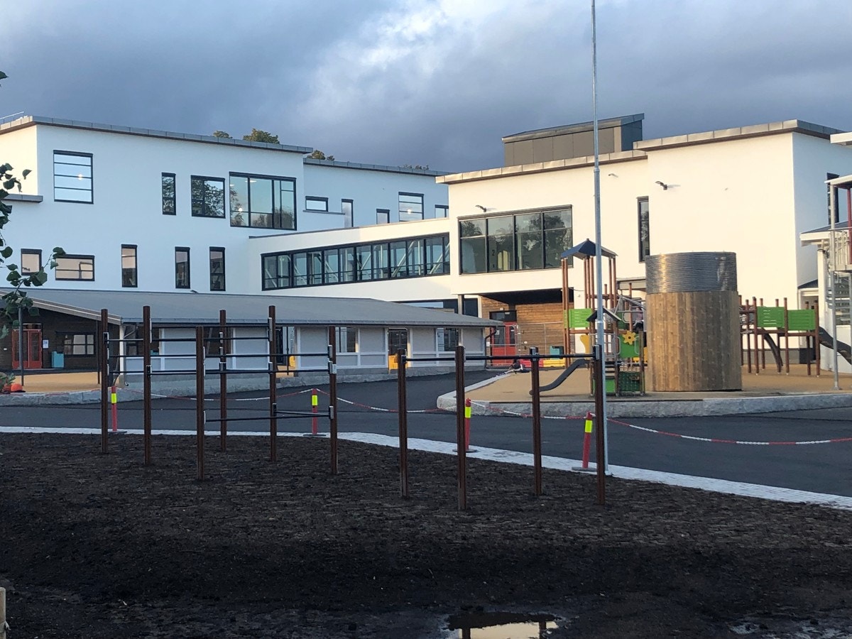 Med store fellesareal, fotballbaner og lekeapparater er Hasle skole et paradis for barna. Galleribilde