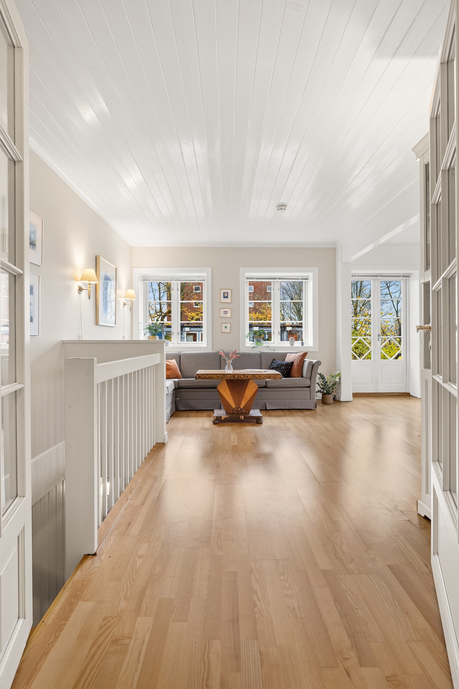 Hyggelig stue som gir et godt førsteinntrykk når man går inn i boligen. Galleribilde