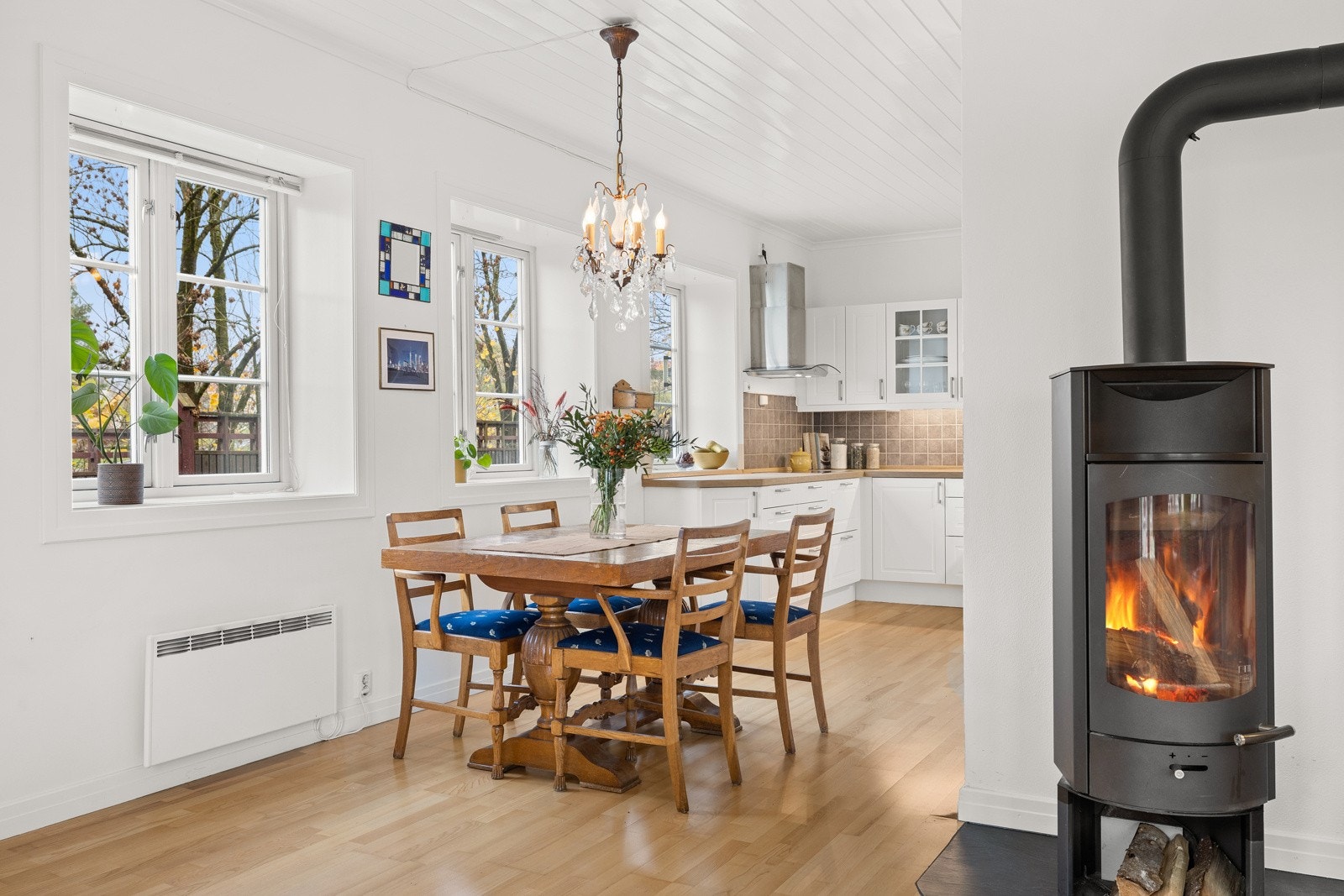 På de kalde dagene er det deilig å kjenne varmen fra vedovnen. Galleribilde