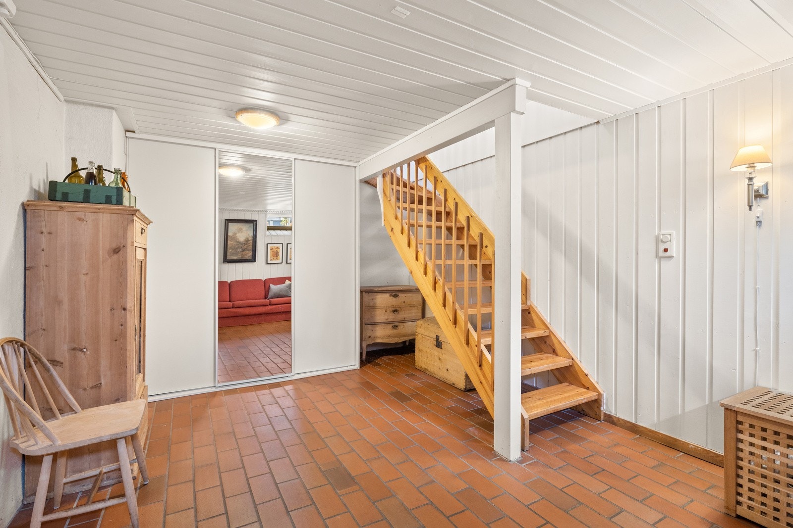 Innredning av kjelleren ble byggemeldt og godkjent med ferdigattest i 1984. Faktisk planløsning avviker fra godkjente tegninger, se vedlagte byggesak med tegninger i prospektet. Galleribilde