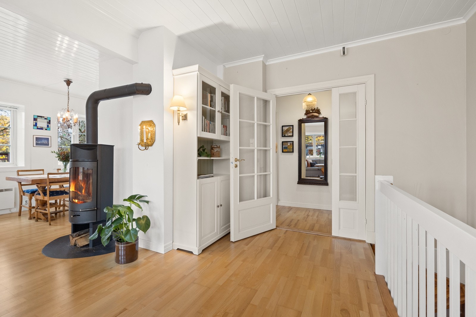 Trapp i stuen gir enkel adkomst til underetasjen. Galleribilde