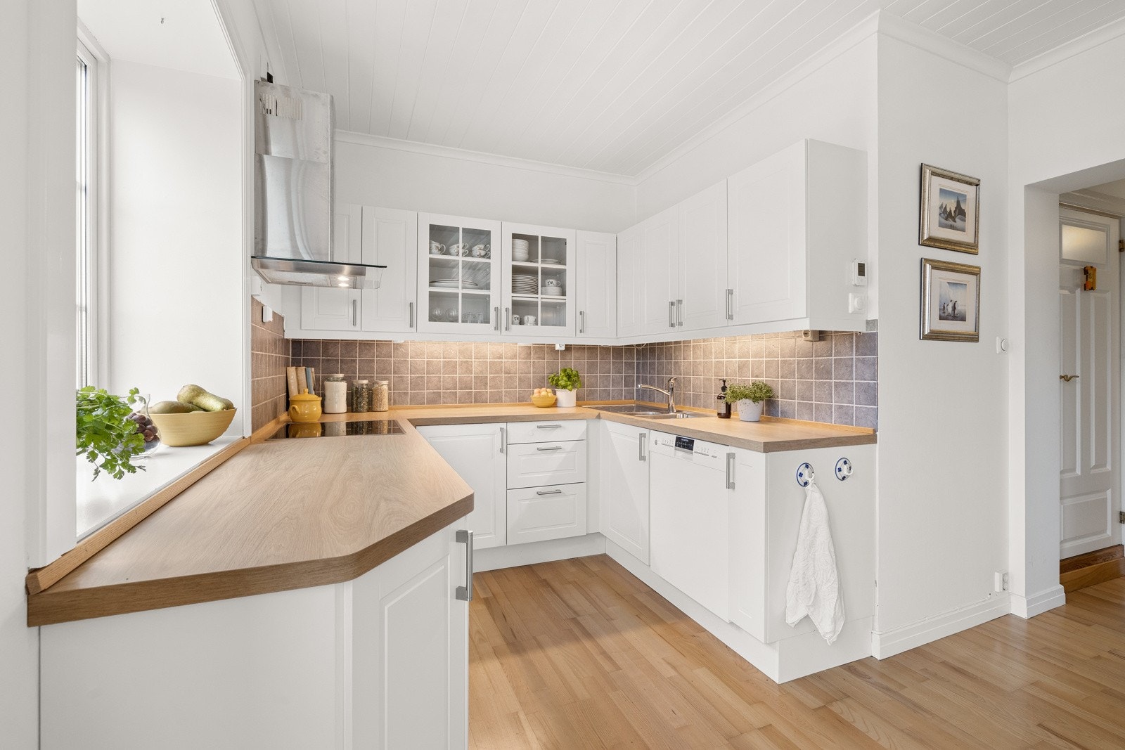 Dette er kjøkkenet for dere som ønsker god arbeidsplass og gjennomtenkte løsninger. Det er montert komfyrvakt og Water-guard. Galleribilde