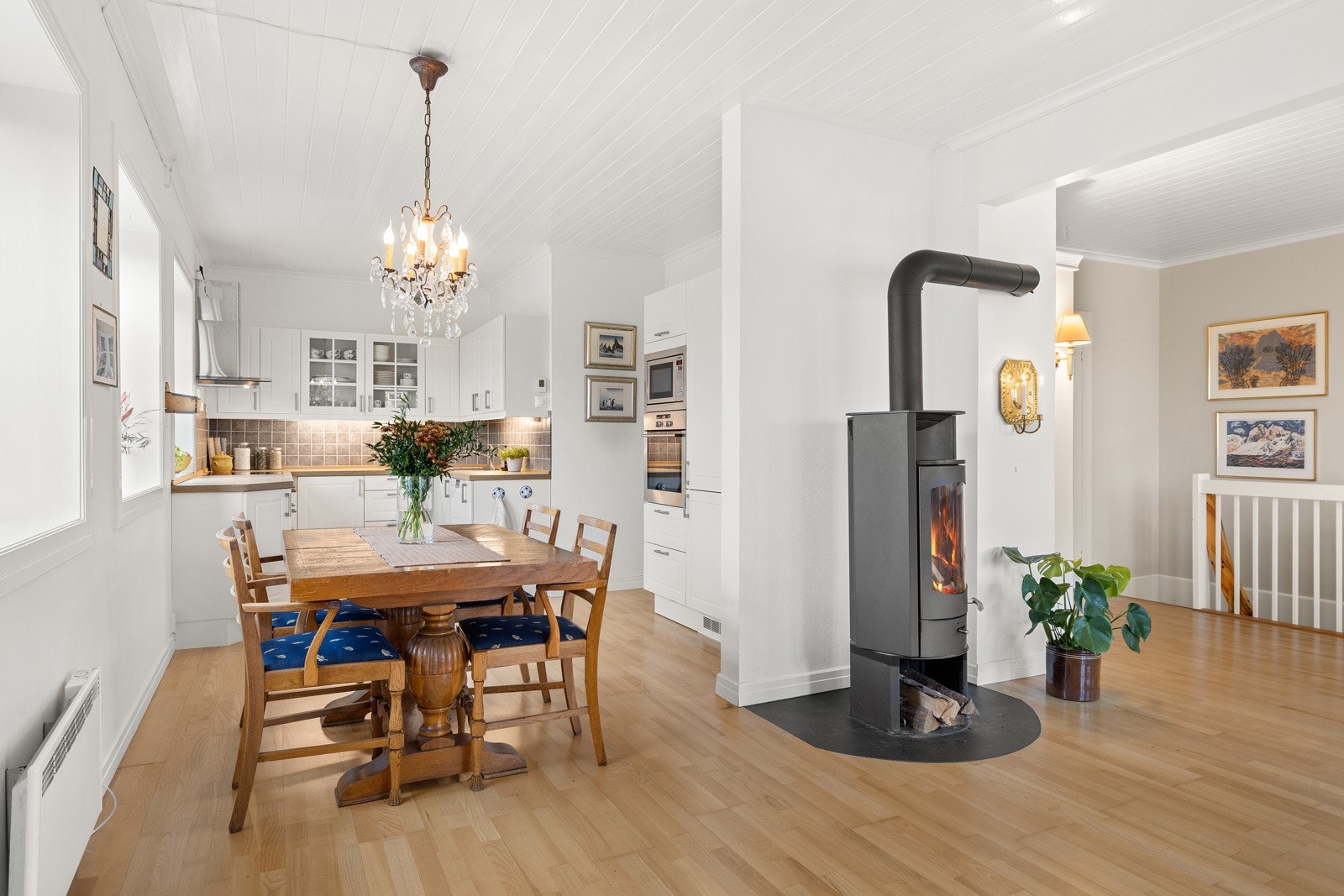 Boligen har et stort og praktisk kjøkken fra HTH. Galleribilde