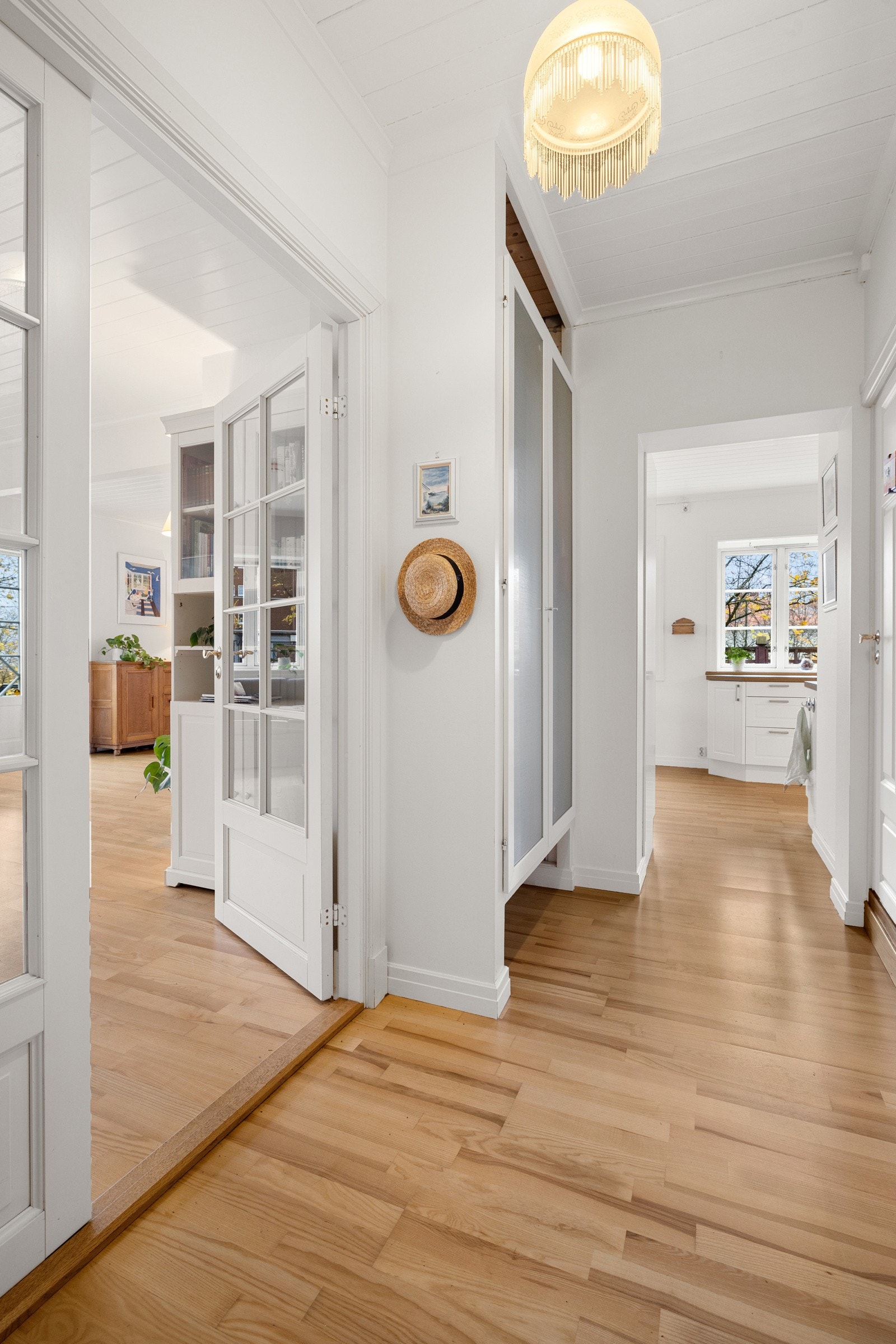 Romslig og praktisk entré med gode oppbevaringsmuligheter i garderobeskap. Galleribilde