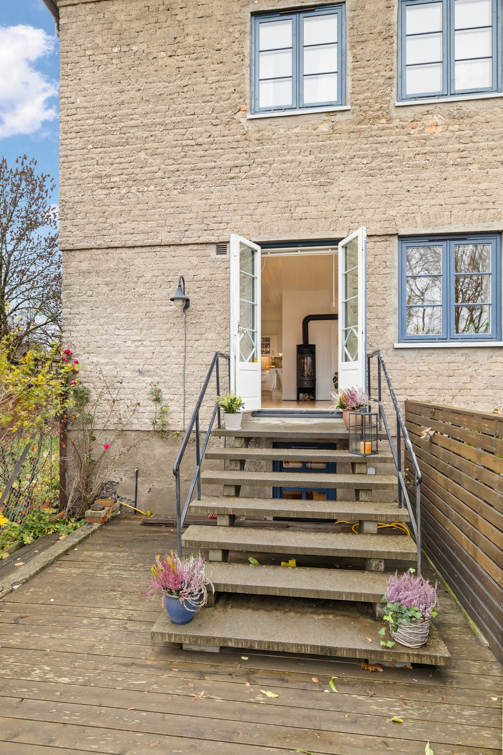 Ta med kaffekoppen ut på trappa og kjenn solen varme allerede tidlig på våren. Galleribilde