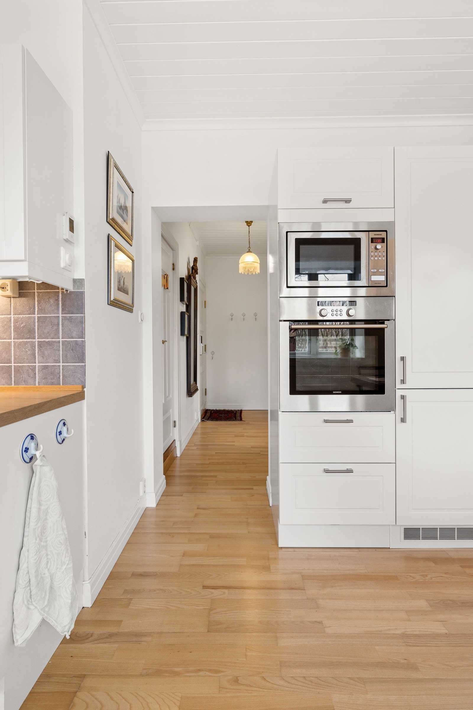 Kjøkkenet har integrert stekeovn, nedfelt koketopp, integrert micro-ovn, integrert kjøl/frys og oppvaskmaskin. Galleribilde