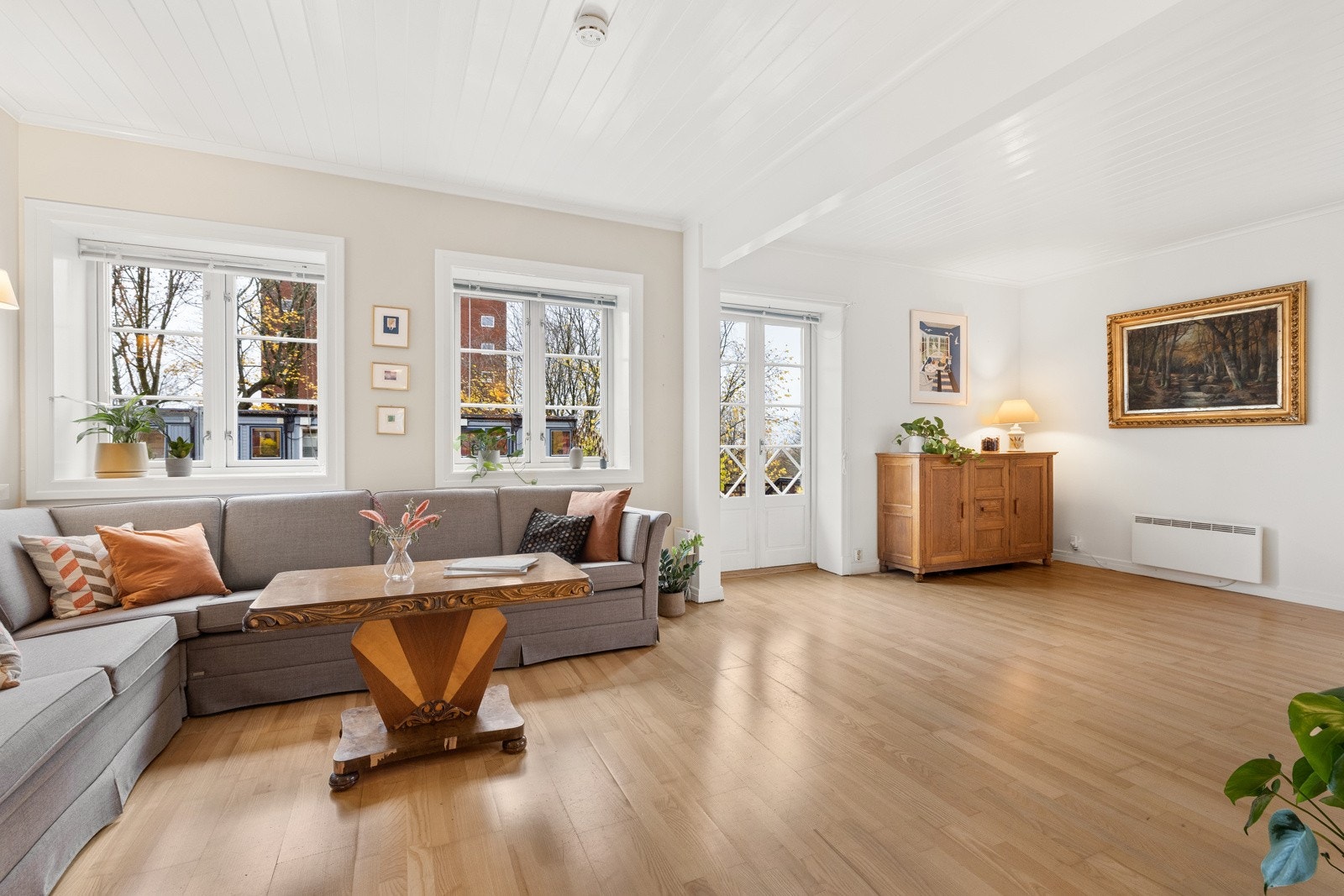 Store vindusflater og dype karmer gir et lyst og behagelig rom. Galleribilde