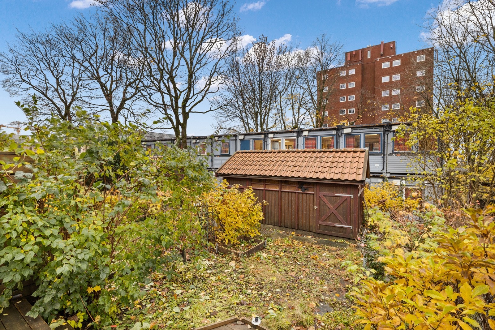 En praktisk utebod gir rom for orden i hagemaskiner, hageredskaper og ungenes leketøy. Galleribilde