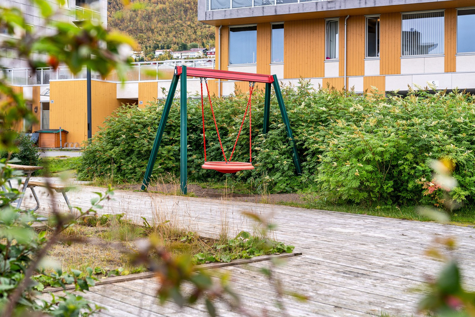 Lekeplass og barnehage rett utenfor døren.